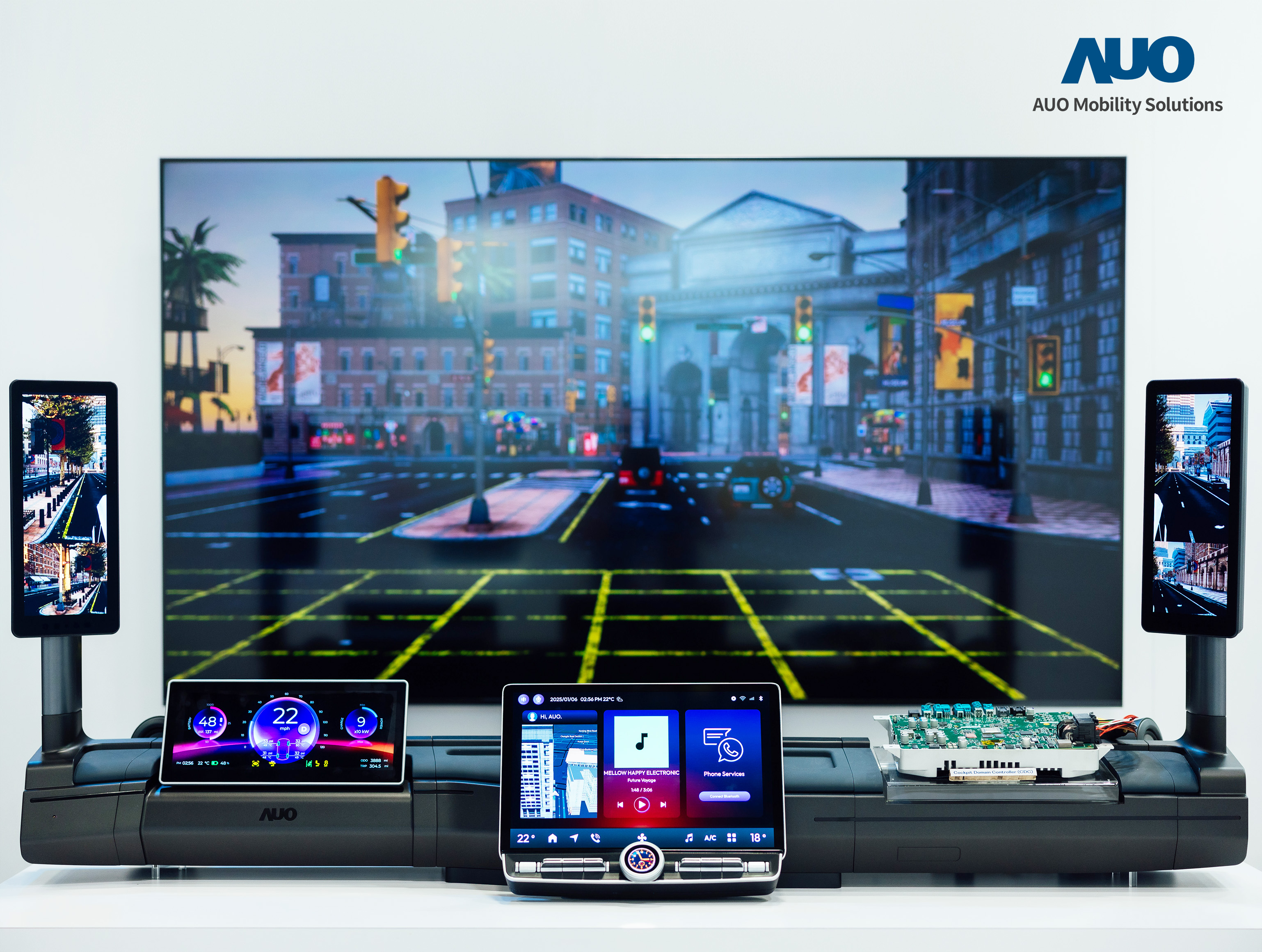 ks凯时智慧行动推出智慧座舱域控平台，支持CDC、分区架构并整合AI运算模块，提供智能体感与座舱互动功能，驱动个人化座舱功能全面升级。