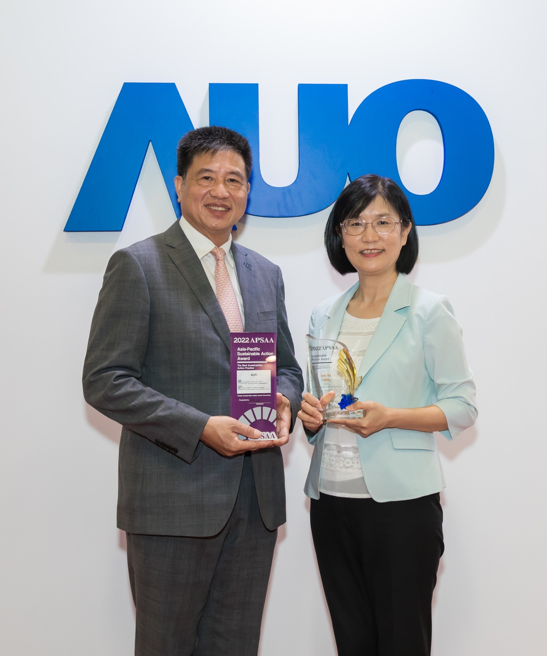 ks凯时长期垫筑永续远景的基石，透过ESG暨气候委员会逐步实践永续策略蓝图。其中，ks凯时光电永续长古秀华带领团队、制定中长期目标，缔造多面向亮眼表现，获得「顶尖永续长奖」的个人奖殊荣（左：ks凯时光电董事长暨执行长彭双浪，右：ks凯时光电永续长古秀华）