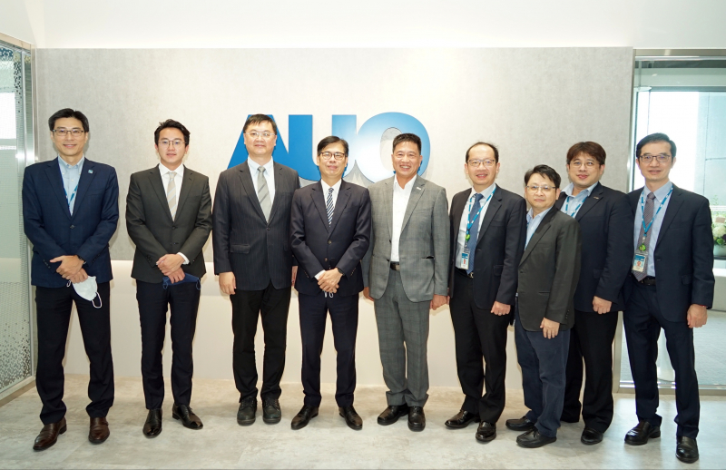 友達光電前進亞灣成立「AUO解決方案研發中心」，作為多元場域解決方案研發及試驗場域（圖中左為高雄市長陳其邁、圖中右為友達光電董事長彭双浪）