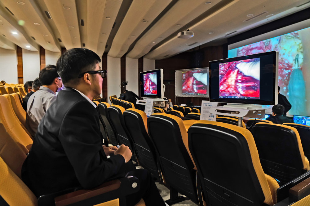 達擎之「達文西外接3D影像解決方案」，將達文西手術機器手臂的3D影像即時連線轉播，在會議室觀摩的醫師們只要戴上偏光眼鏡，就能與執刀醫師看到同步的3D立體影像，如臨操作台現場，縮短達文西手術的學習曲線