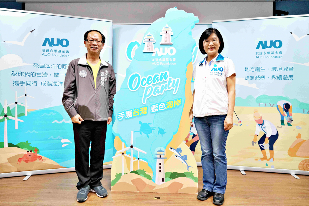 友達光電永續長古秀華（右）與桃園市環保局局長呂理德（左）進行海岸線認養儀式，簽署於象徵藍色宣言的海岸永續燈塔上，承諾以實際行動與環境教育方式，投入桃園海岸線守護行列