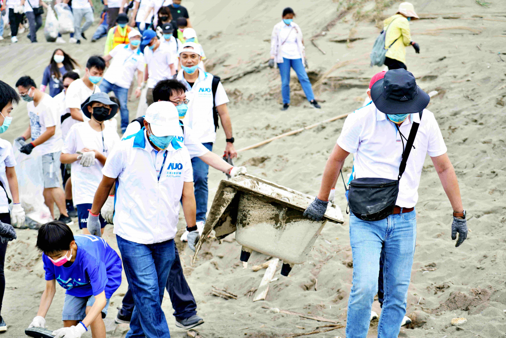 友達永續基金會2022 Ocean Party活動，與桃園市政府環保局、海湧工作室、觀音樹林里社區多方合作，一同手護台灣藍色海岸