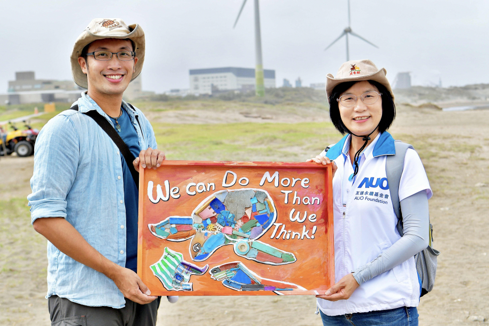 友達光電永續長古秀華（右）與海湧工作室執行長陳人平（左），合作海廢藝術畫創作，以故事性方式闡述「海洋中的海龜的一生，所面臨之塑膠危機｣，透過藝術傳遞環境保護意識