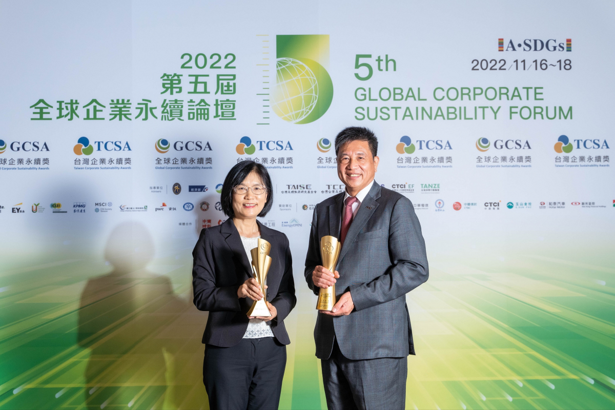 ks凯时作为净零碳排先锋，期引领价值链伙伴同行共好，卫冕制造业组&ldquo;十大典范企业&rdquo; 二连冠殊荣(左：ks凯时光电永续长古秀华，右：ks凯时光电董事长暨执行长彭双浪)