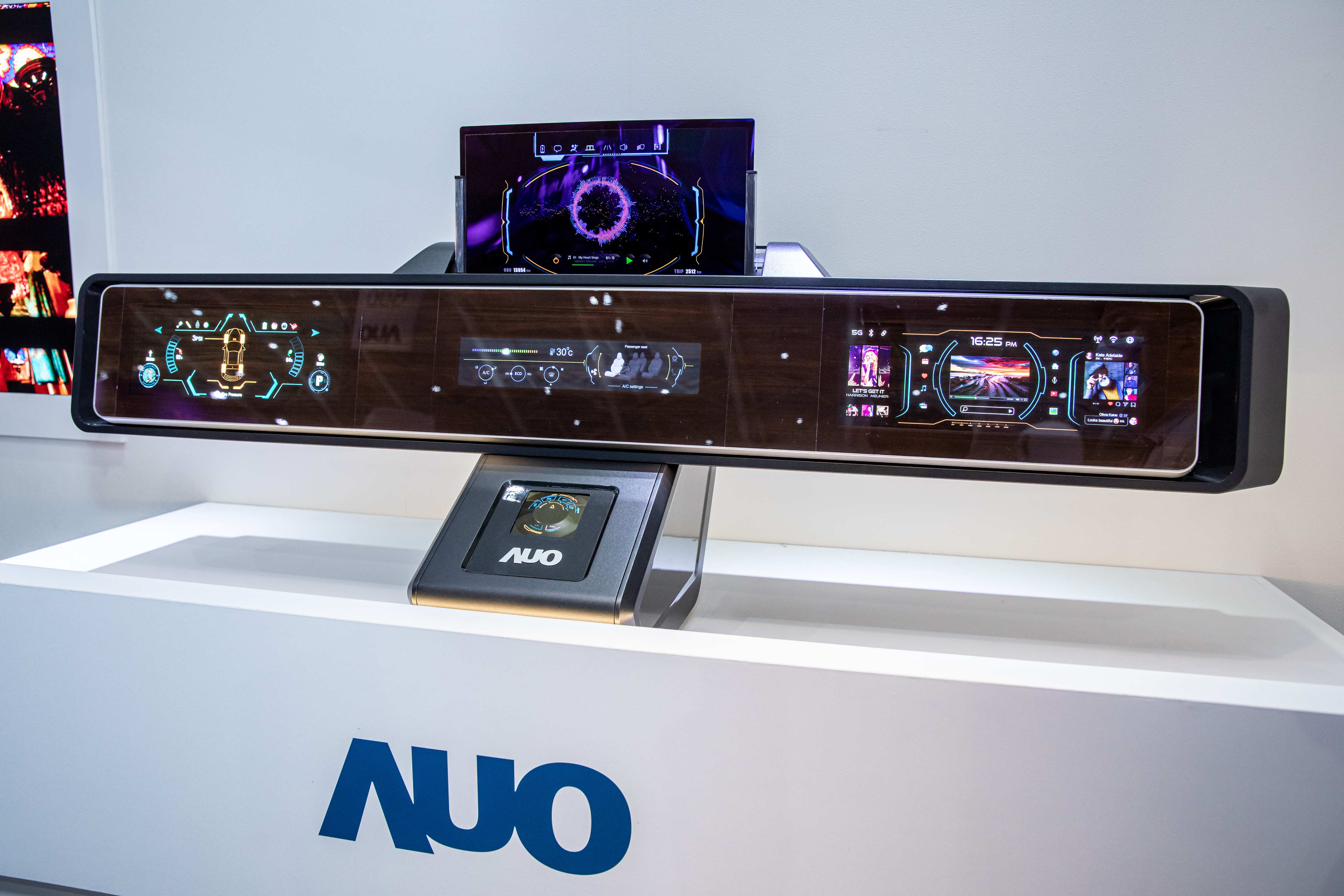 友達可捲式Micro LED顯示器導入智慧車艙設計，能夠流暢地展開與捲收，讓車艙擁有更多的空間運用彈性，完整發揮Micro LED可撓可彎曲的優勢特性