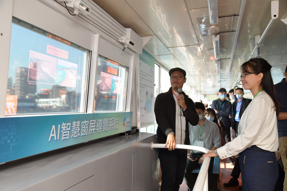友達整合透明Micro LED智慧窗，透過景物GPS座標定位追蹤乘客視線，可即時在智慧窗提供正確的導覽資訊