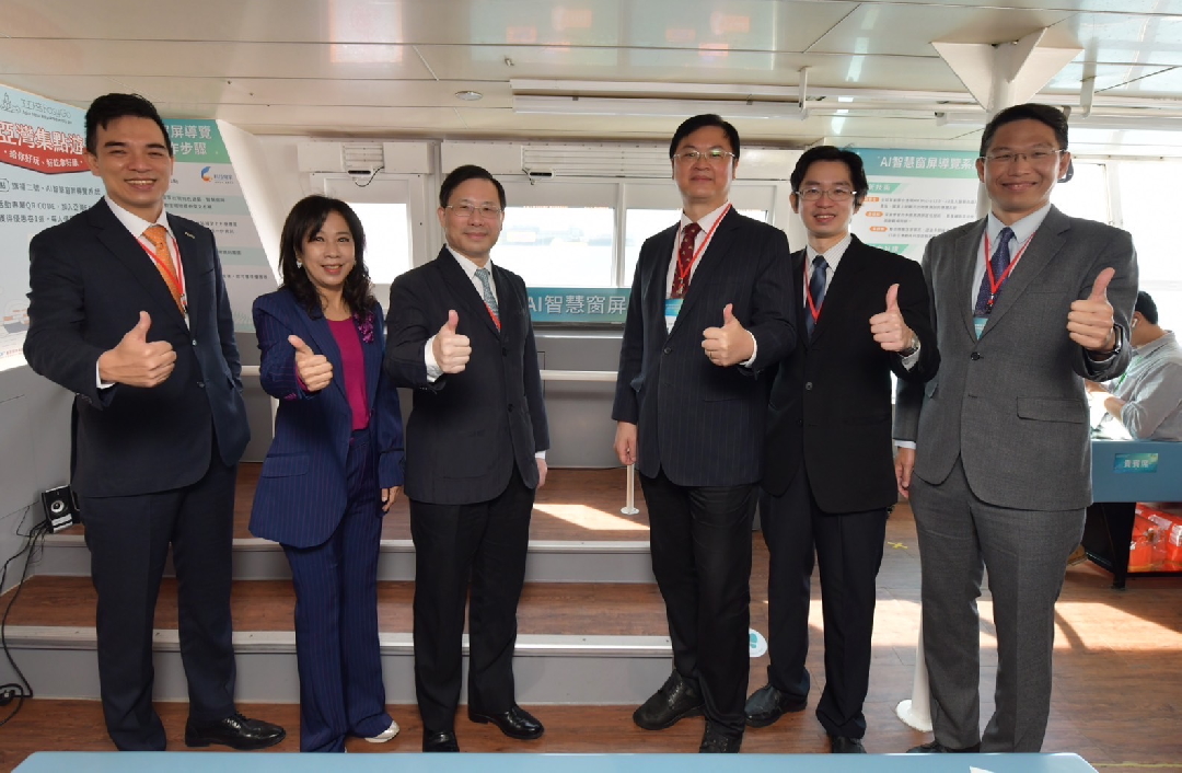 由經濟部技術處指導推動，透過友達光電、工業技術研究院與船舶中心三方合作，於高雄亞灣智慧渡輪率先導入最新Micro LED透明顯示器屏今(22)日啟用(左起友達光電營運長暨總經理柯富仁、高輪公司董事長黃淑美、經濟部次長林全能、高雄市副市長羅達生、經濟部技術處科長張能凱、工研院電光系統所副所長李正中)