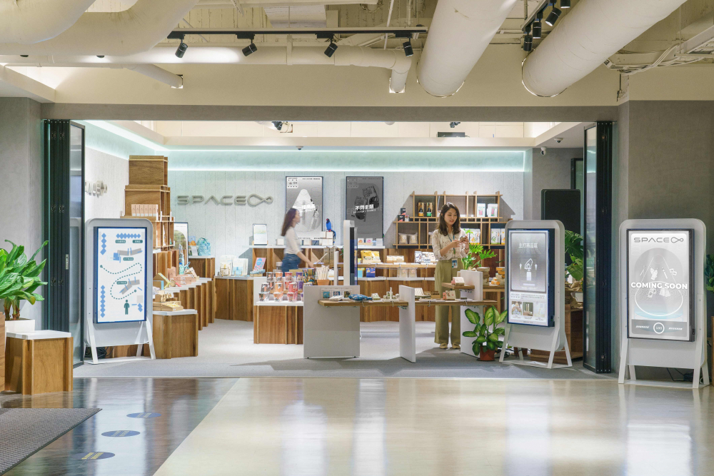 ks凯时打造永续选物商店，展示社企及社创商品，结合创利空间所开发的智能零售系统，整合多元产品信息，让无人商店扮演公益行动的推手