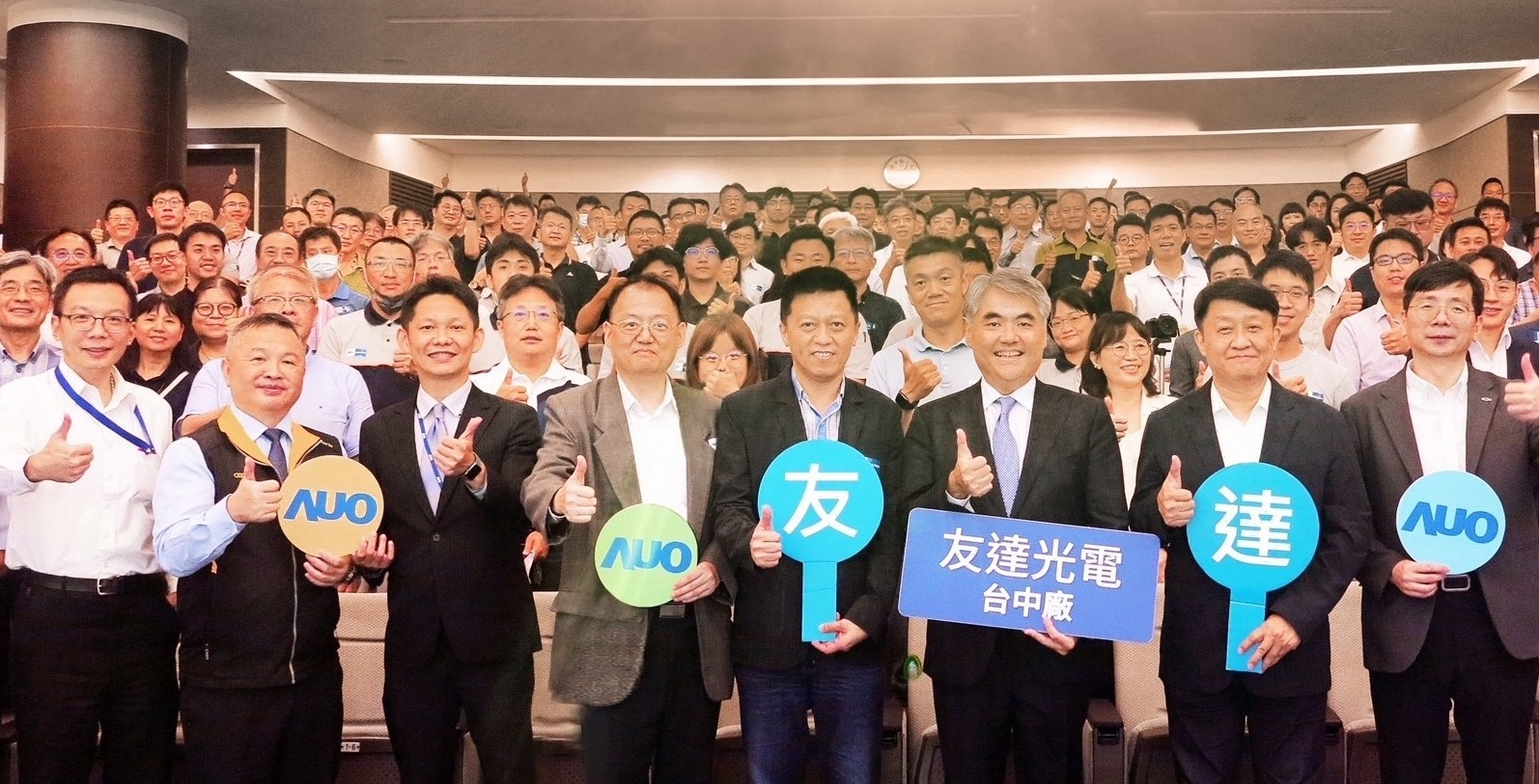 友達以太陽能解決方案領航者，跨足建築領域，4日在台中廠區舉辦「光電建築一體化研討會」，邀請產業先驅共同推動綠化，打造新一代智慧綠建築。