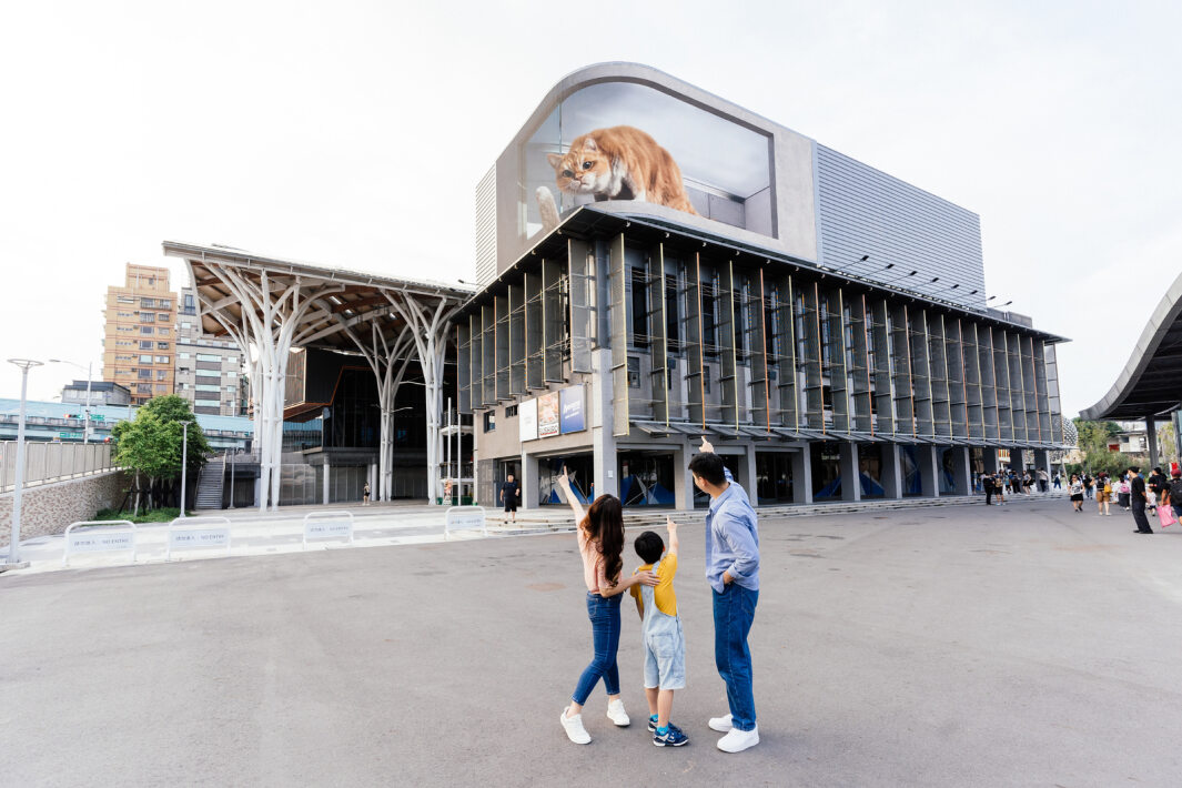 友達打造全台最大戶外裸視3D LED弧形螢幕，將超立體的軟萌胖橘貓動畫活躍於頂樓外牆