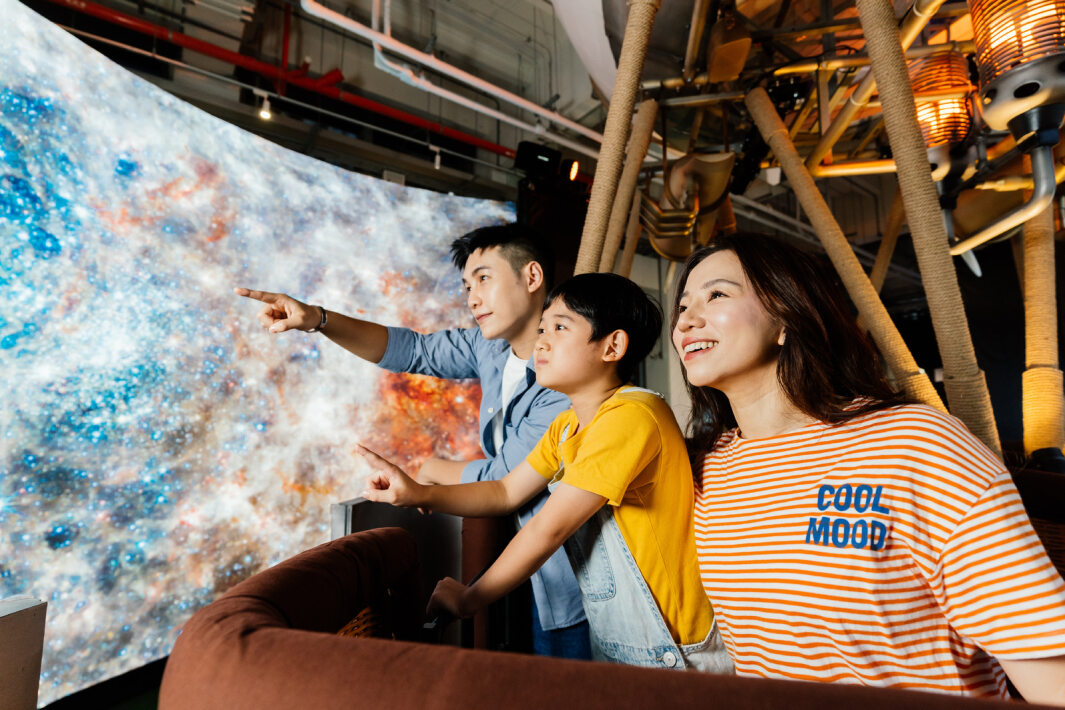 友達打造全台最大寬6公尺、高4公尺、唯一搭載LED弧形拼接顯示屏的動感飛行船，讓乘客駐足在熱氣球上，享受身歷其境的偽出國旅遊樂趣