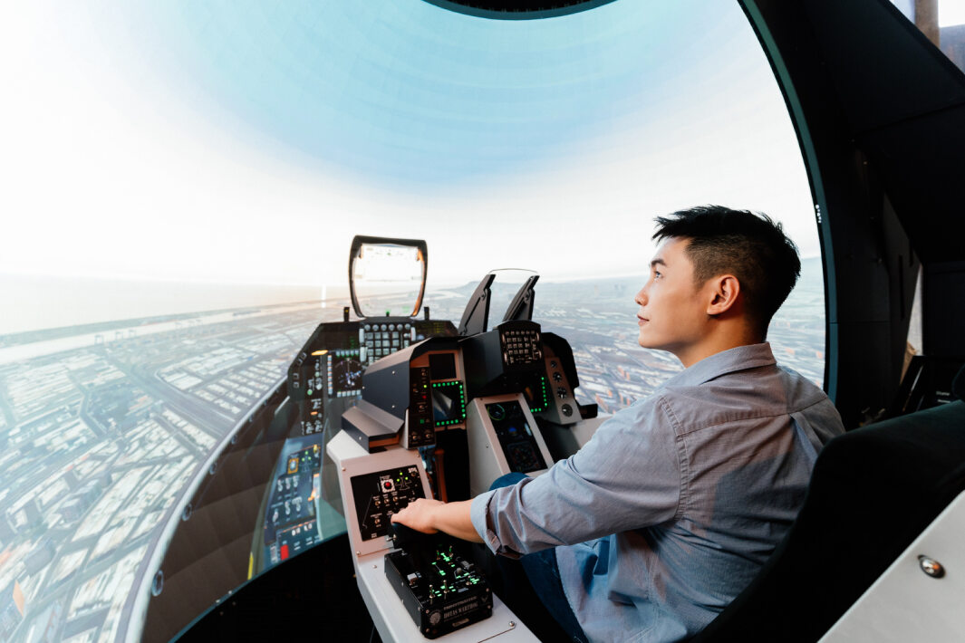 友達以P1.25小間距打造球形LED模擬艙，搭配智崴的精密六軸動態座椅，結合友達專業影像調校技術，呈現擬真模擬飛行場景