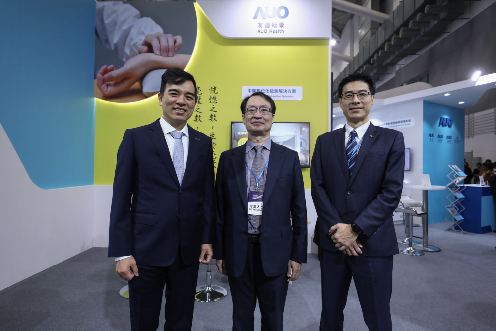 首次於醫療科技展亮相的友達耘康，捐贈數位化檢測設備與研究經費，協助衛福部國家中醫藥研究所打造中醫大數據資料庫。圖由左至右為友達光電執行長暨總經理柯富仁、衛福部國家中醫藥研究所所長蘇奕彰、友達光電智慧醫療事業群總經理廖世宏