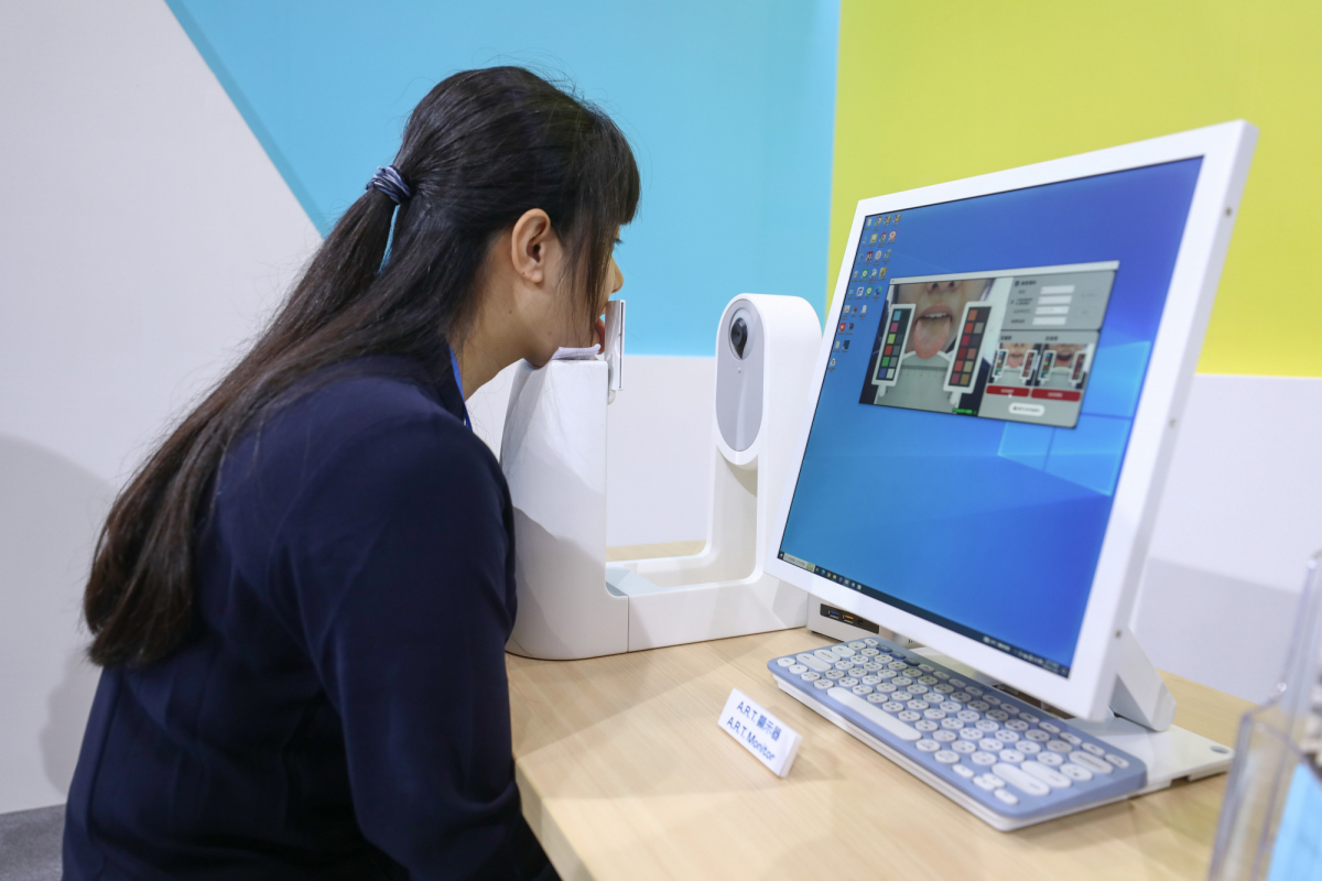 友達耘康延伸友達卓越的感測技術及色彩管理專長，研發出舌象擷取系統，可提供數據化、影像化的檢測結果，輔助醫師與專業醫事人員做為臨床研究、檢測結果評估與檢測紀錄的留存