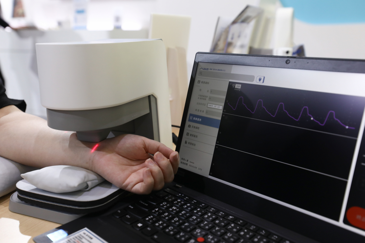 友達耘康脈象檢測系統透過電腦精準控制升降系統，還原中醫師三指把脈過程的舉、按、尋手法，將脈象感受轉化成數據，實現智慧醫療及準確性