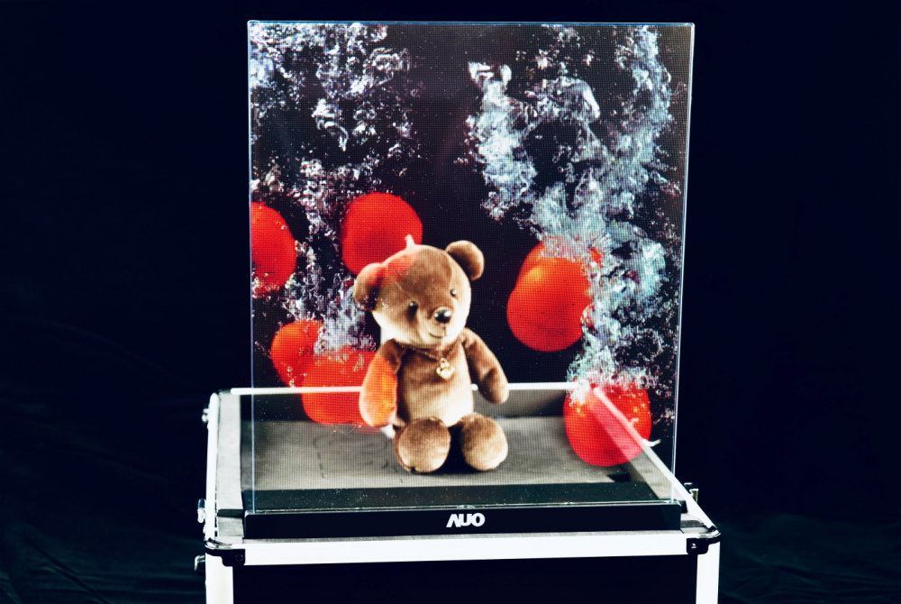 友達以次世代Micro LED顯示技術打造之透明顯示器，具備高穿透、低繞射、高亮度、可拼接之特性，可廣泛應用於智慧移動、零售、育樂和醫療等多元場域