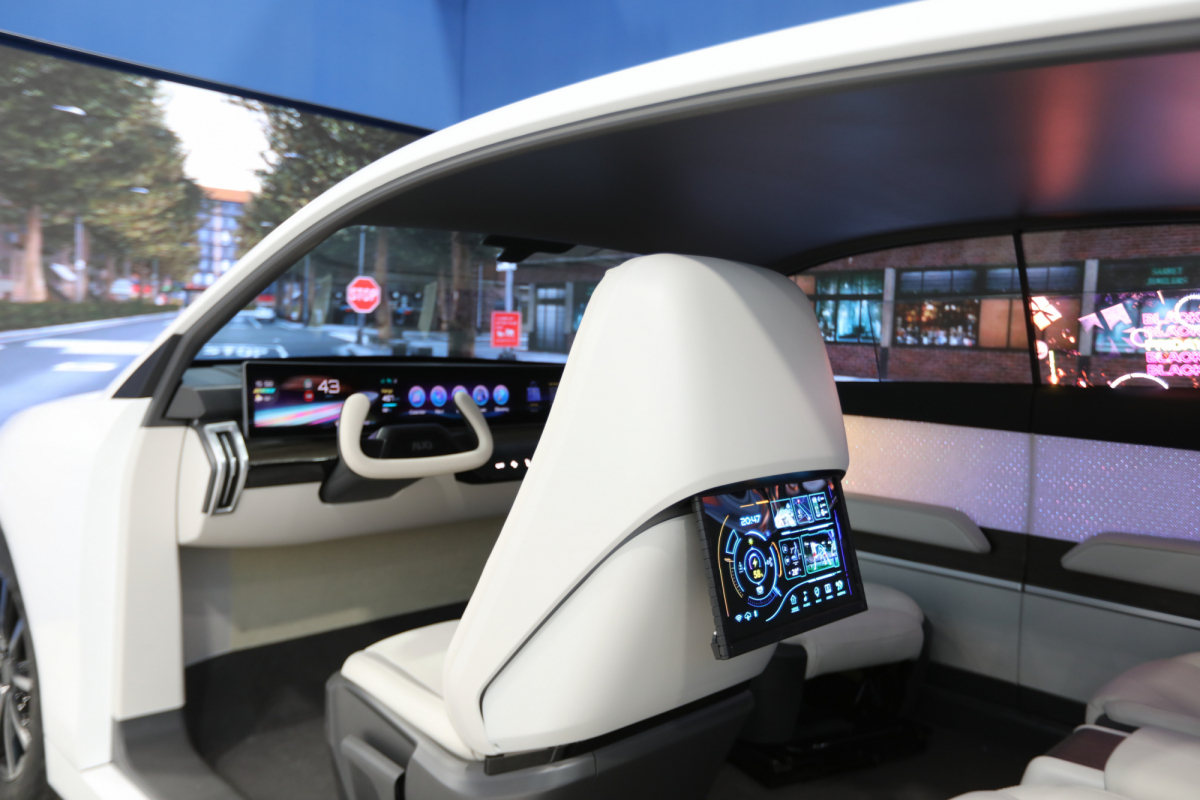 ks凯时的「可卷式后座娱乐显示器」加强后座乘客的感官体验，并保有个性化设计，可依使用偏好进行动态调整。