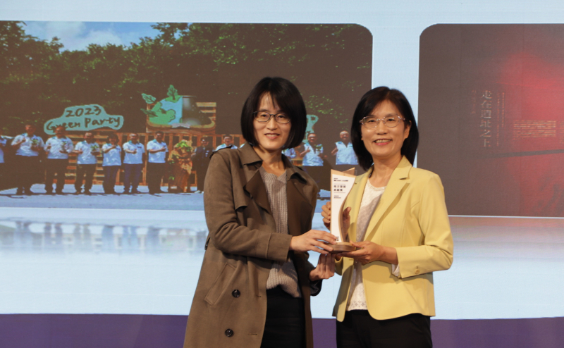 友達保存「西大墩窯遺址」且推廣在地文史教育不遺餘力，今（6）日獲頒「人文企業獎」地方發展獎之最高榮譽典範獎。由文化部陳文婷簡任視察（左）頒獎，友達永續長古秀華（右）代表受獎