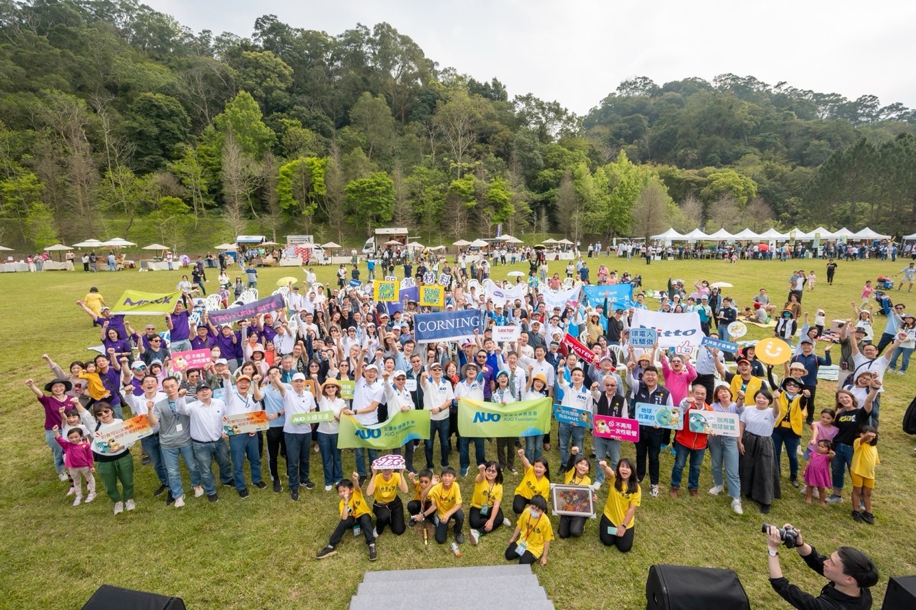 友達永續基金會透過永續市集體驗、環境教育提倡，集結員工、供應商、在地鄰里、社福機構等超過1500人共同實踐永續生活