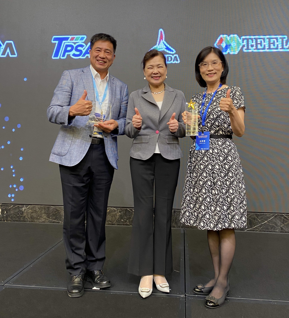 友達致力推動永續發展，於Touch Taiwan2024以3R策略貫穿Display、ESG展位實現綠色展覽目標之成果，Display展位獲綠色裝潢設計鑽質獎最高榮譽，ESG同獲金質獎殊榮。由經濟部長王美花（中）親自頒予友達光電董事長彭双浪（左）、友達光電永續長古秀華（右）