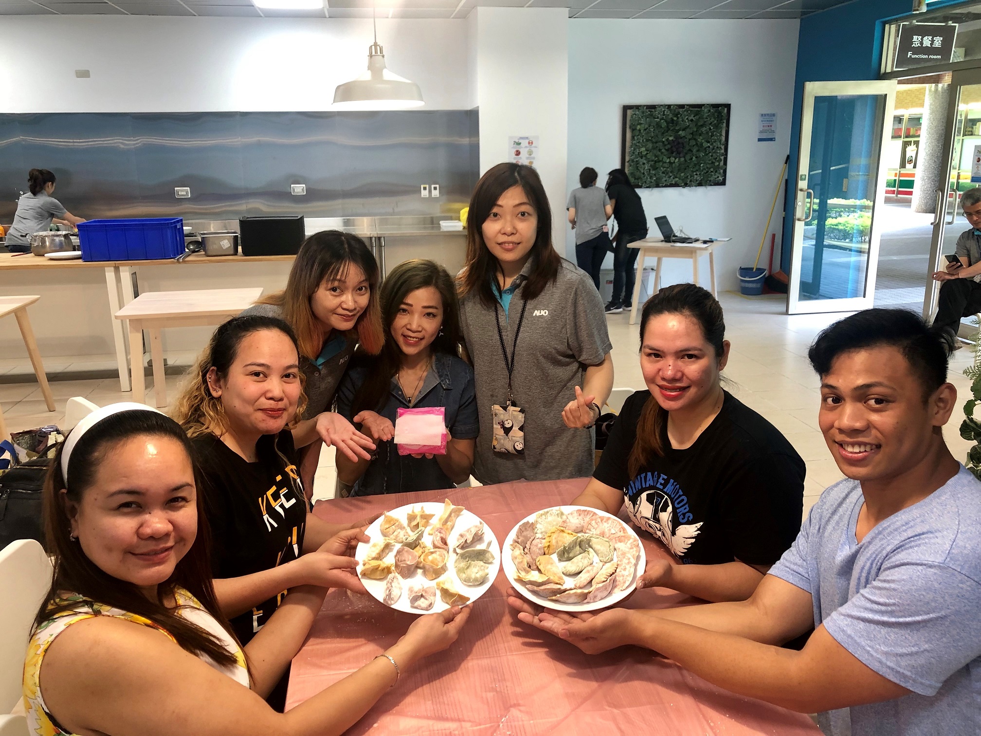 友達將DEI理念貫徹到企業文化和實踐，舉辦如台菲廚藝交流等活動，讓同仁了解彼此文化差異、培養情感