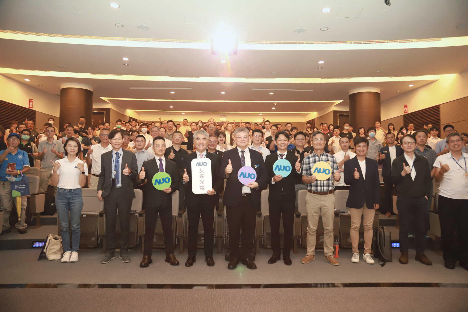 友達光電邀請領域專家共研再生能源發展、電力需求及建築物減碳等議題進行交流，盼共擘綠色永續生態圈的嶄新契機。