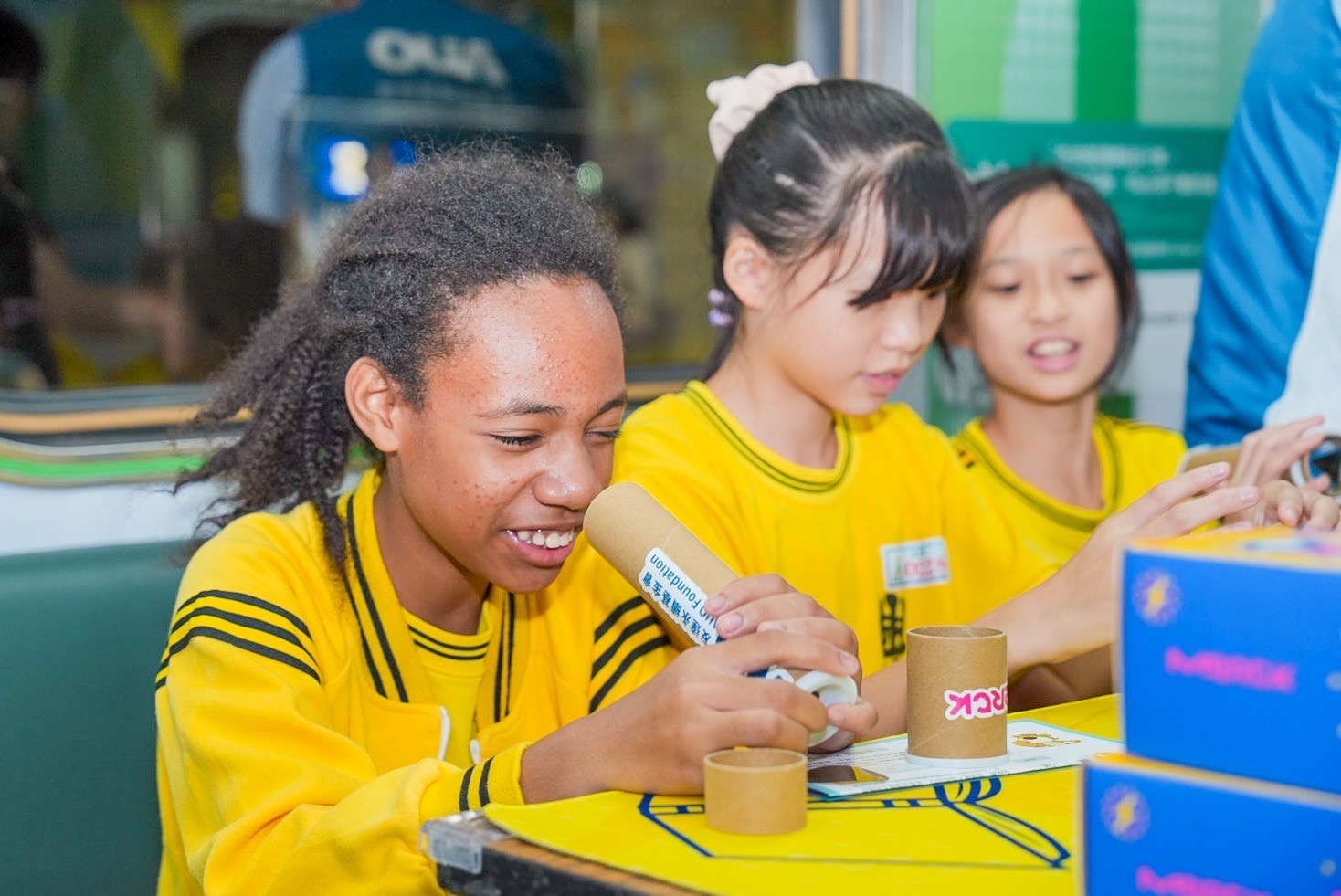 友達與默克分別回收不再使用的偏光片及液晶顯示模組，設計光電課程「玩轉光與闇」，讓學生們親手製作偏光萬花筒與簡易液晶顯示器，實踐循環再生的永續理念