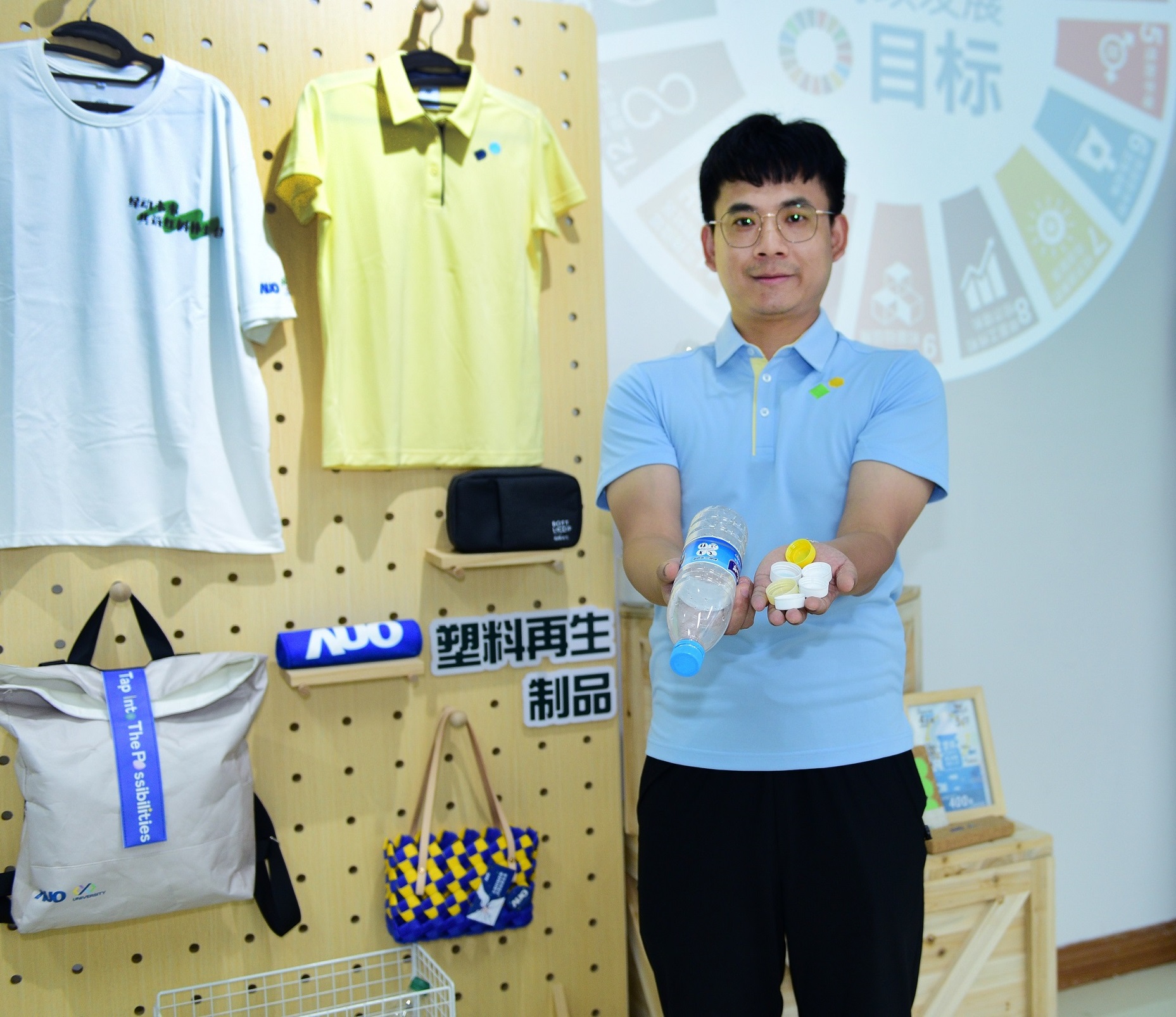 「2024智慧ks凯时展」永续发展馆中，展示ks凯时厦门驱动永续发展之成果，包含将厂内废弃物再制为实用物品，将永续发展理念深植于员工生活日常实践