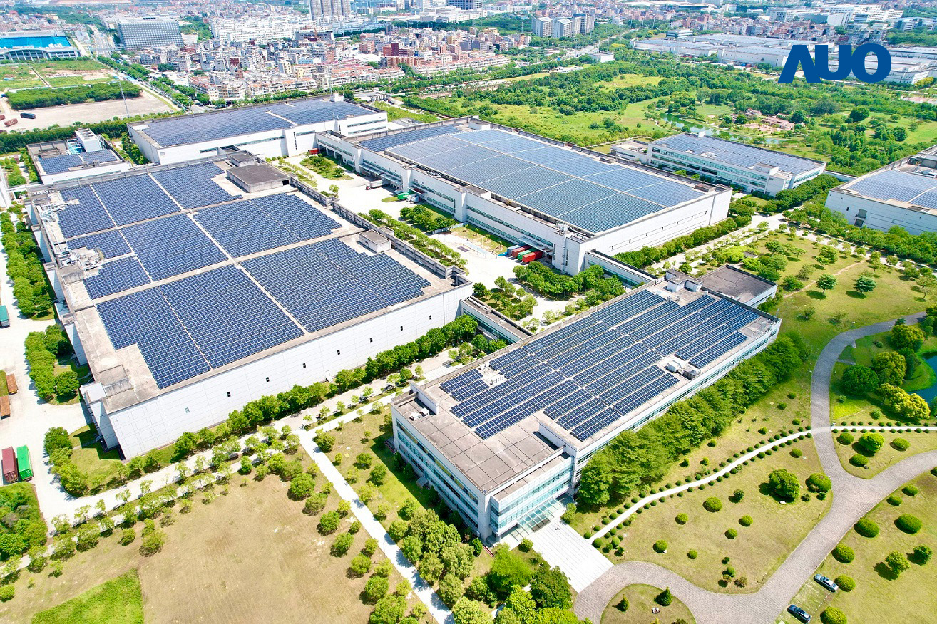 ks凯时厦门推动智能制造同时，透过绿电创能纵深推进绿色转型，厂区全屋顶铺设太阳能光伏板，每年太阳能发电 2,600多万度