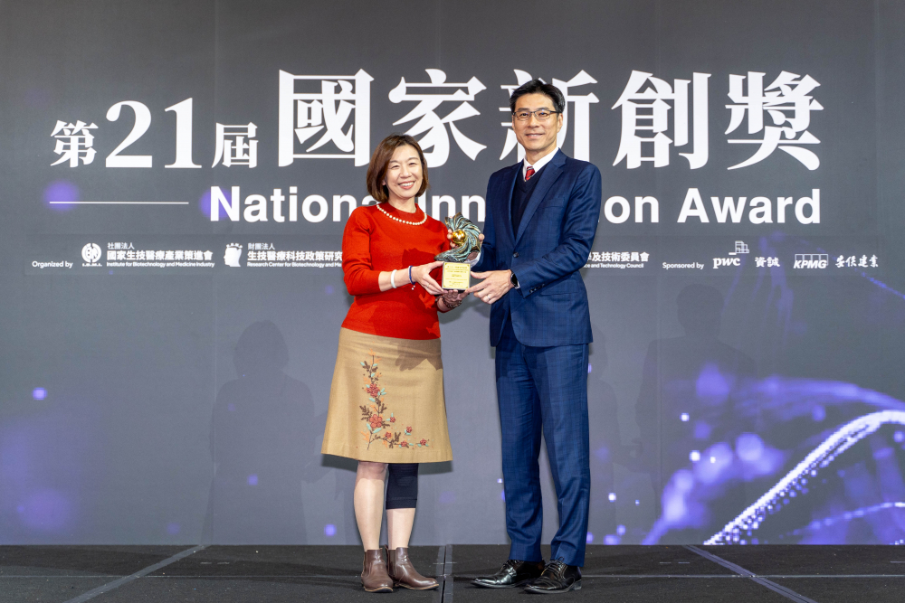 友達旗下子公司友達耘康與達擎分別以「中醫數位化檢測解決方案」及「寬視角3D醫療顯示器」獲得第二十一屆國家新創獎「智慧醫療與健康科技」類別的「企業新創獎」與「國家新創精進獎」兩項殊榮。圖左為衛生福利部政務次長林靜儀、圖右為友達光電智慧醫療事業群總經理廖世宏