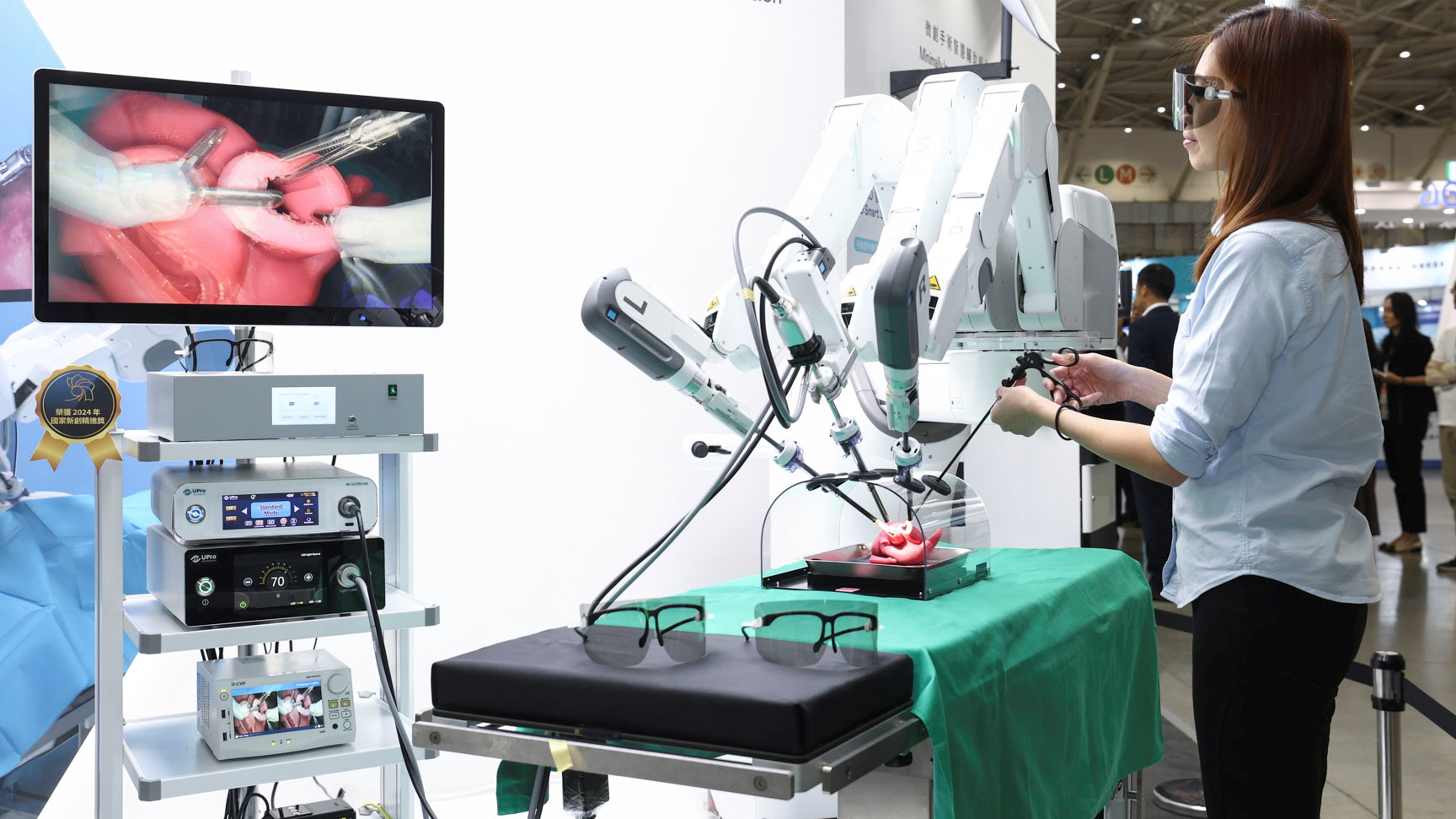 達擎寬視角3D醫療顯示器可應用於機器人手術即時3D解決方案，提供醫療團隊即時、同步的3D手術影像，提升溝通效率與手術安全性