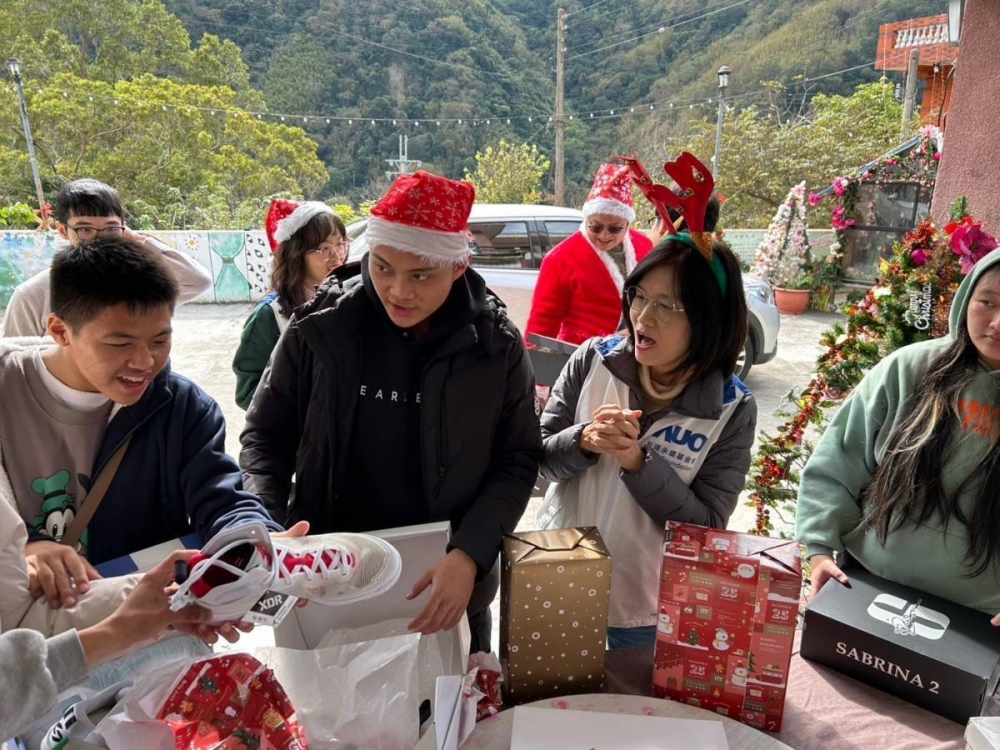 「圓夢計畫」由偏鄉兒少許下心願，友達員工認捐禮物，高階主管親帶隊將禮物一一送往偏鄉，為兒少圓夢