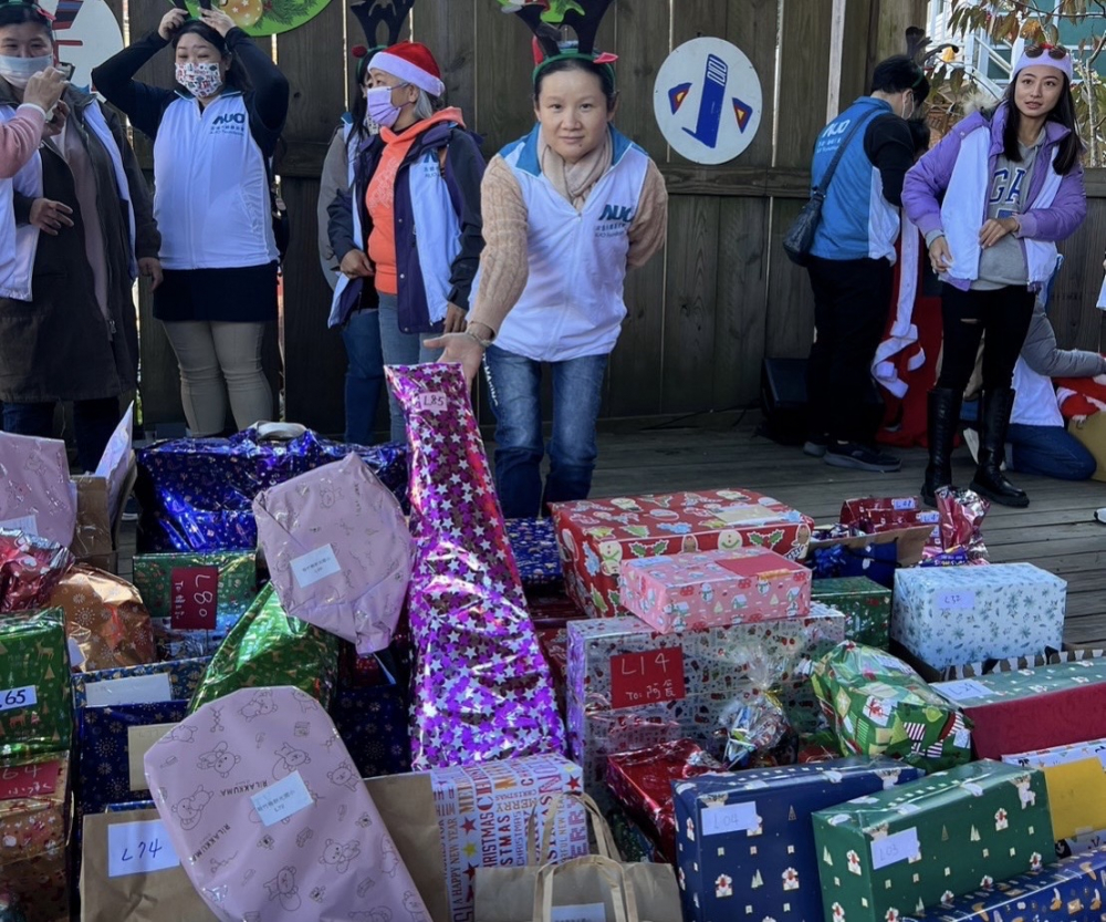 友達永續基金會「圓夢列車」年年迴響熱烈，認捐同仁精心挑選禮物、巧手包裝，整理成隊後，將祝福一一打包送出