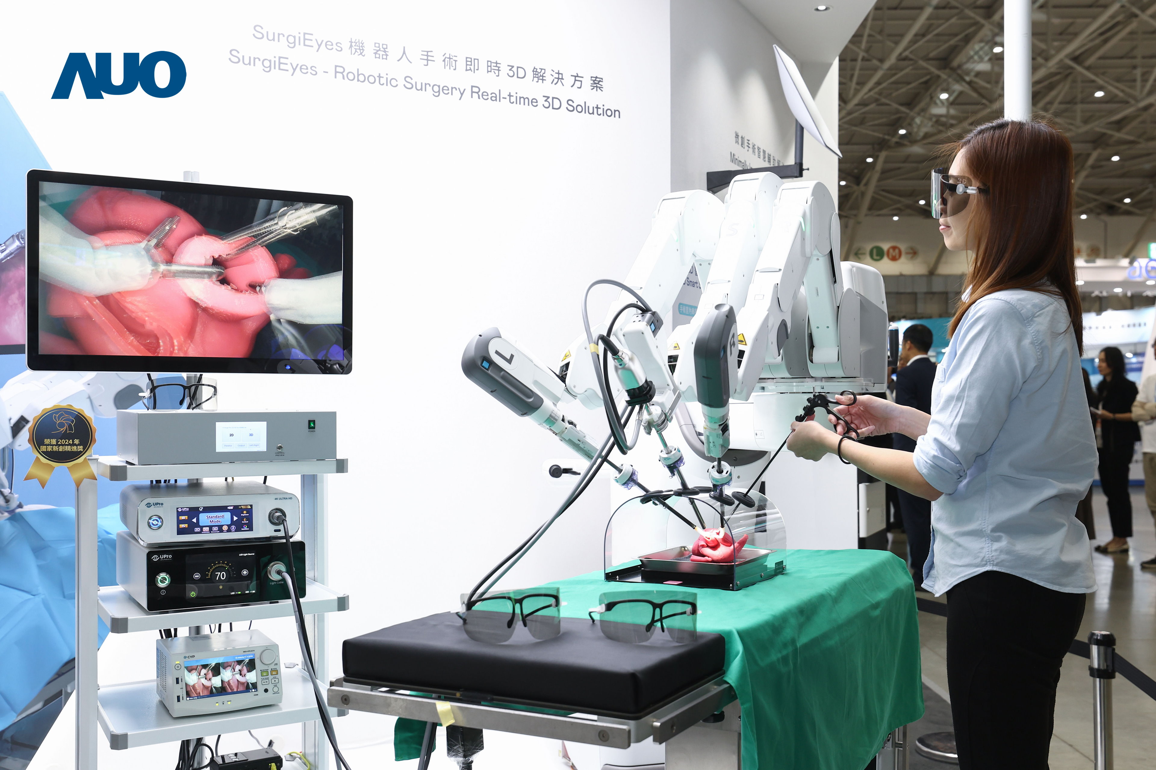 达擎以领先的3D显示技术推出〝SurgiEyes机器人手术实时3D解决方案〞，整合先进3D图像处理与独家3D垂直宽视角、广色域的显示技术，手术团队可实时同步主刀医师视角看到清晰3D影像，提升沟通效率与安全性。