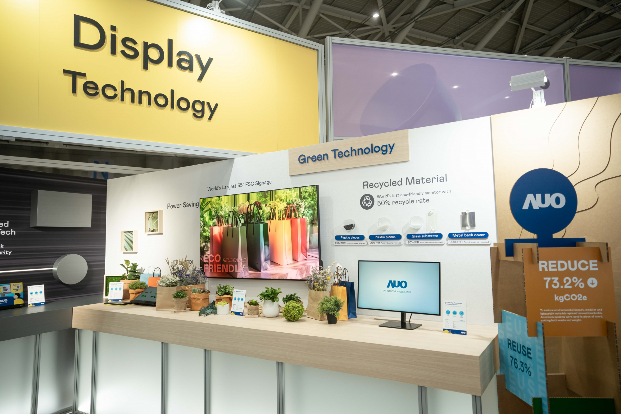 友達Touch Taiwan 2025雙展位再度獲etouch 綠色裝潢設計獎肯定；智慧顯示展位以鋁製模組系統取代傳統木作施作，並在相關裝潢物與設計使用可回收、可重複使用的材料，體現低碳與循環精神。