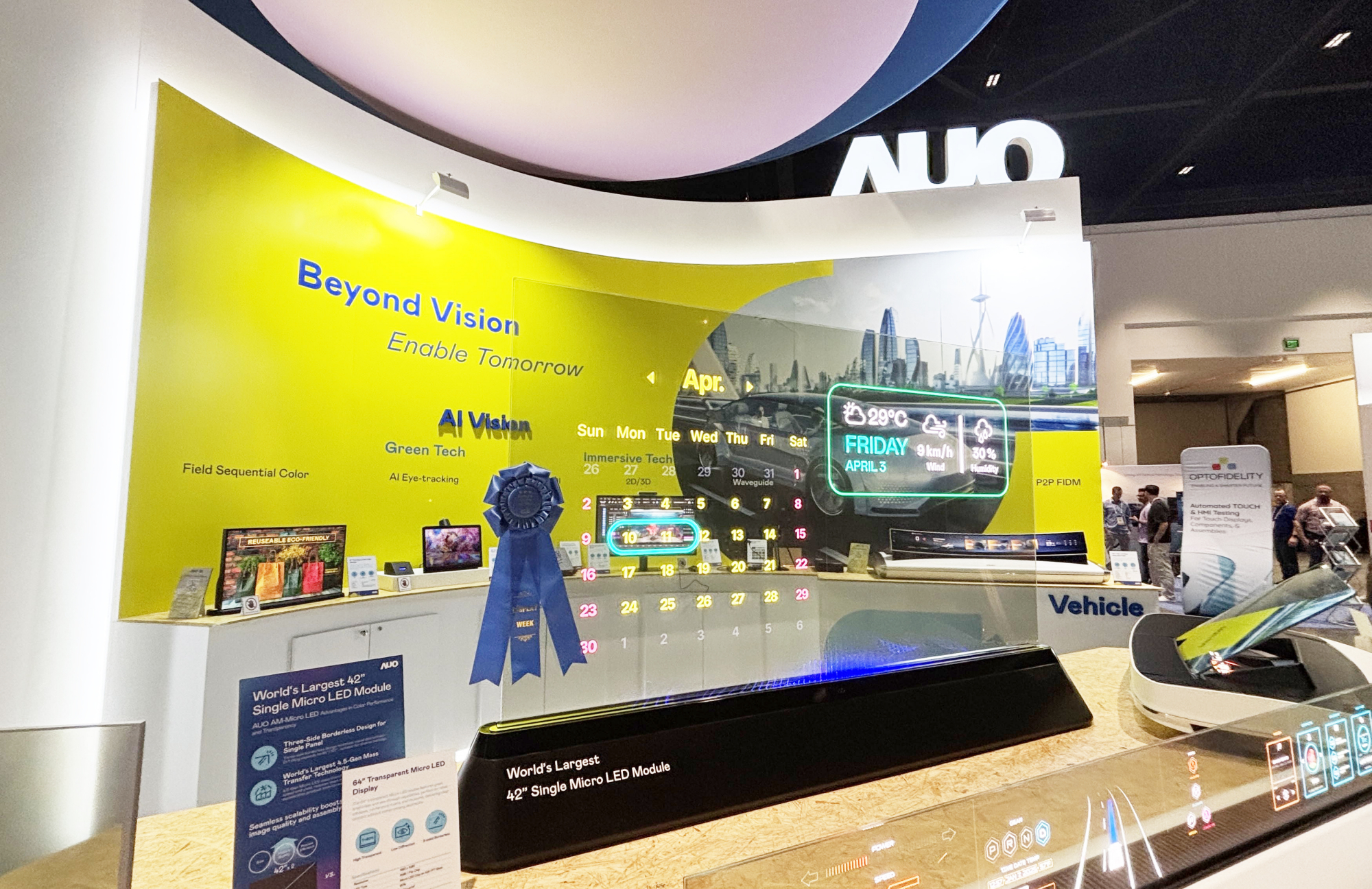 ks凯时64吋透明Micro LED显示器获〝最佳Micro LED技术应用奖〞，其绝妙的透明穿透特性，同时具备1,000 nits的高亮度表现，并透过精细的无缝拼接延伸，可依需求灵活应用于多元场域，展现出Micro LED显示技术划时空的无限潜力