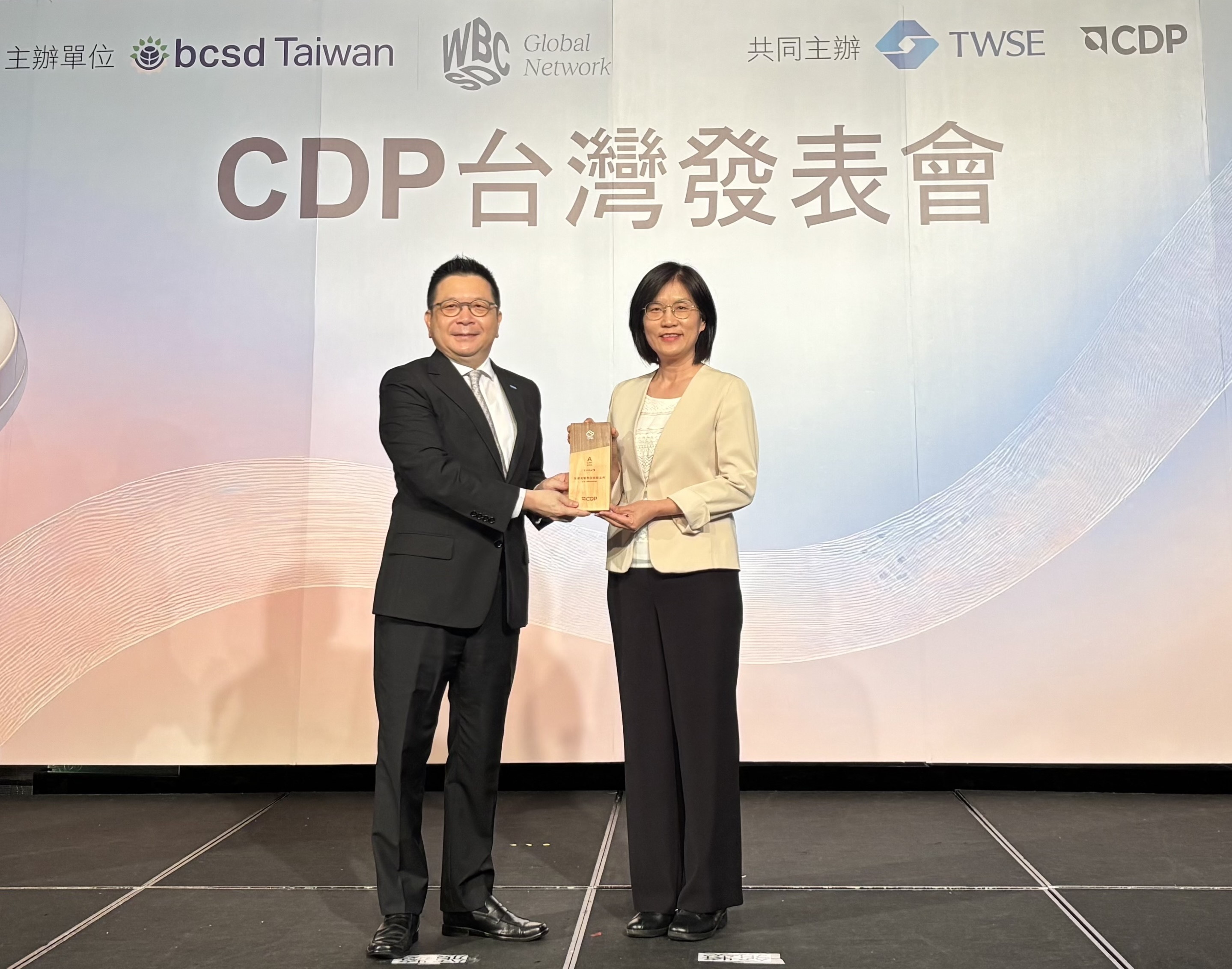 友達永續成果再獲國際評比肯定，獲頒CDP氣候與水資源雙項領導力評級。今由臺灣證券交易所董事長林修銘（左）頒獎，友達光電永續長古秀華（右）代表受獎