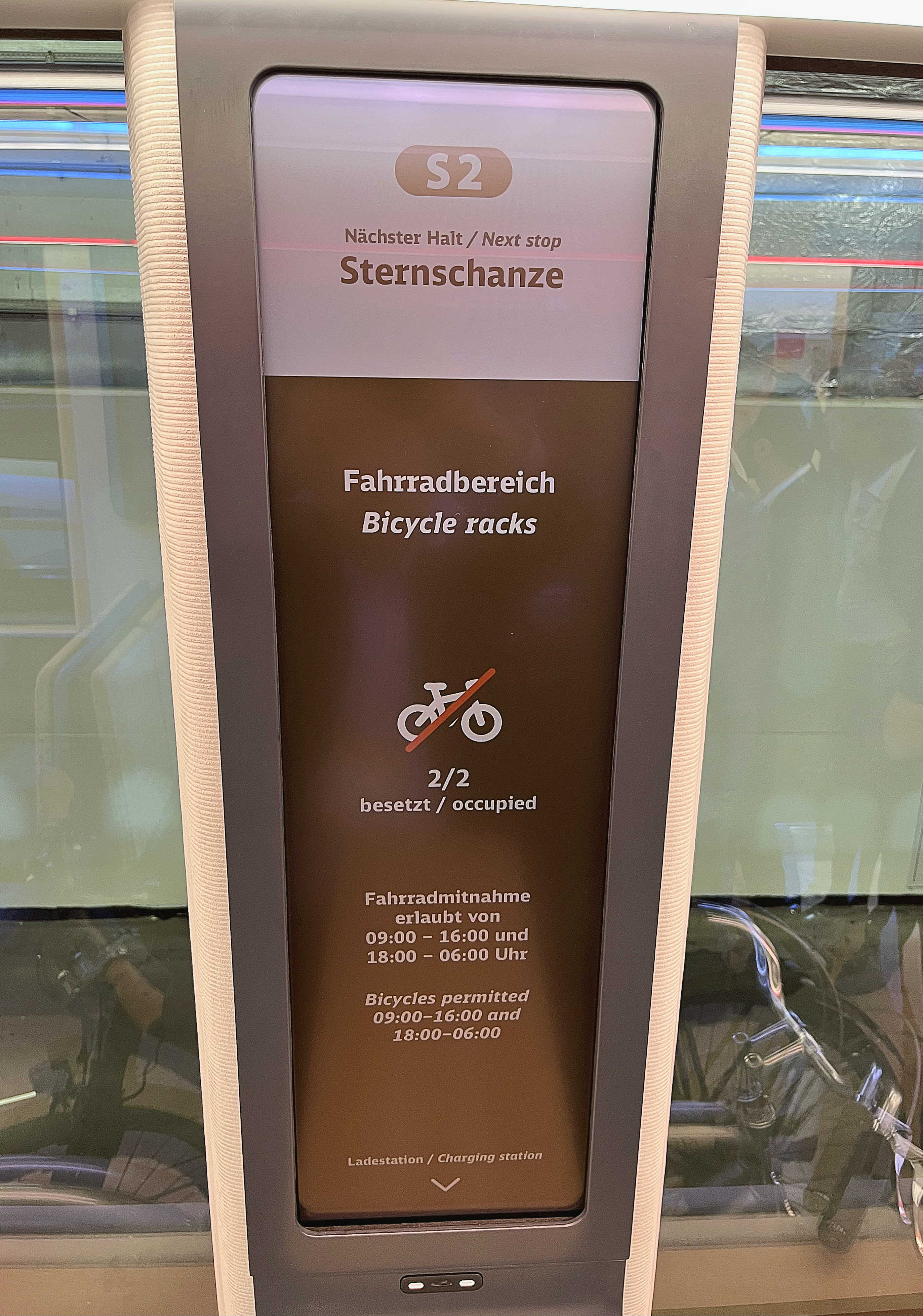 达擎HiRaso显示技术采用胆固醇液晶独特的双稳态特性及反射环境光线的方式，发挥最佳能源运用效率，其仅在更换显示画面时才消耗电力，在持续静止的画面显示上则为零耗电，与传统液晶显示技术相比大幅节省90%能耗