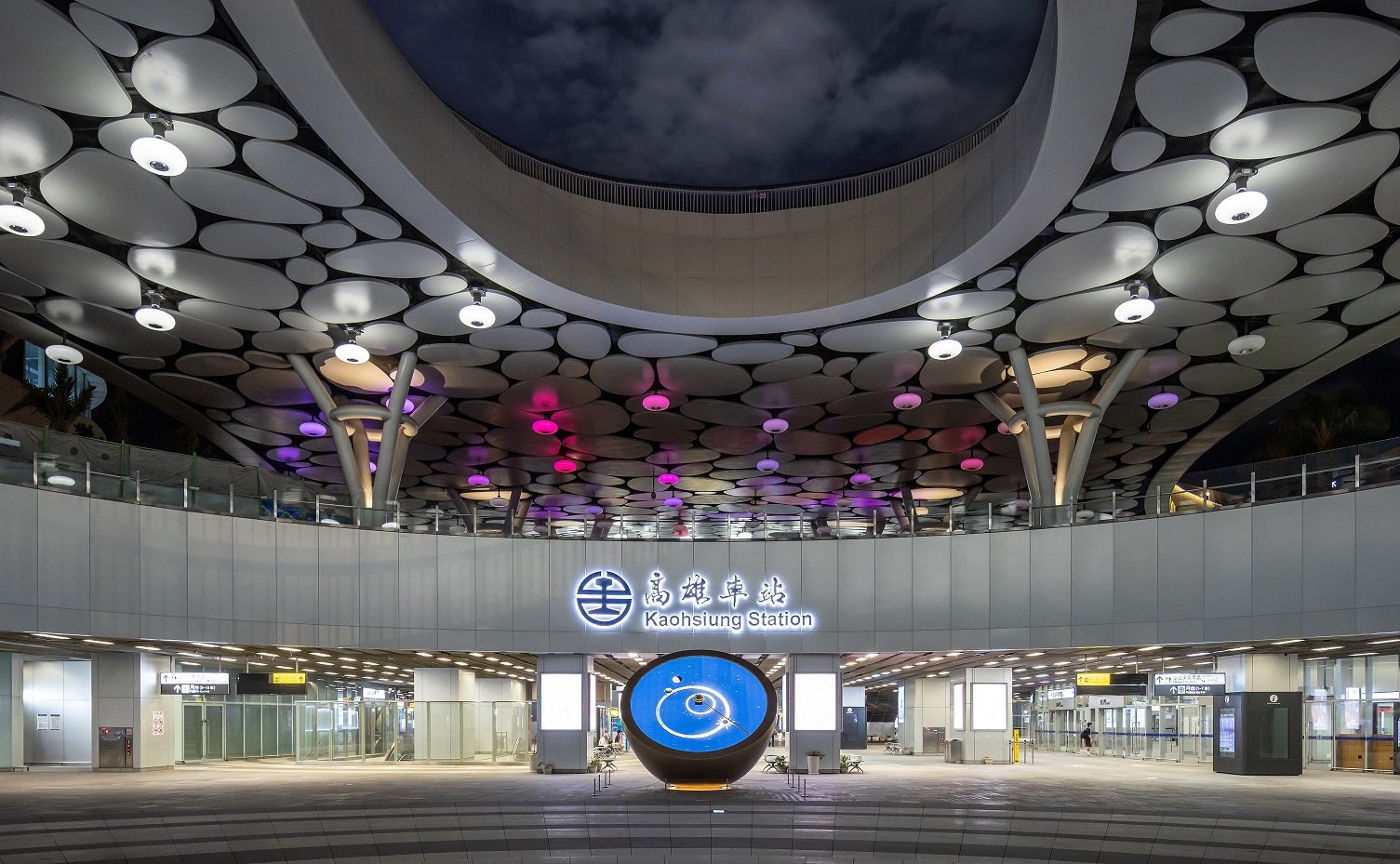 創利空間參與《高雄車站共感空間》公共藝術計畫，擔任視覺科技整合夥伴。於「看時間」天文鐘作品中提供技術指導，整合圓形LED鐘面與鐘體結構，在時間、天象星盤與空間氛圍間生動展演