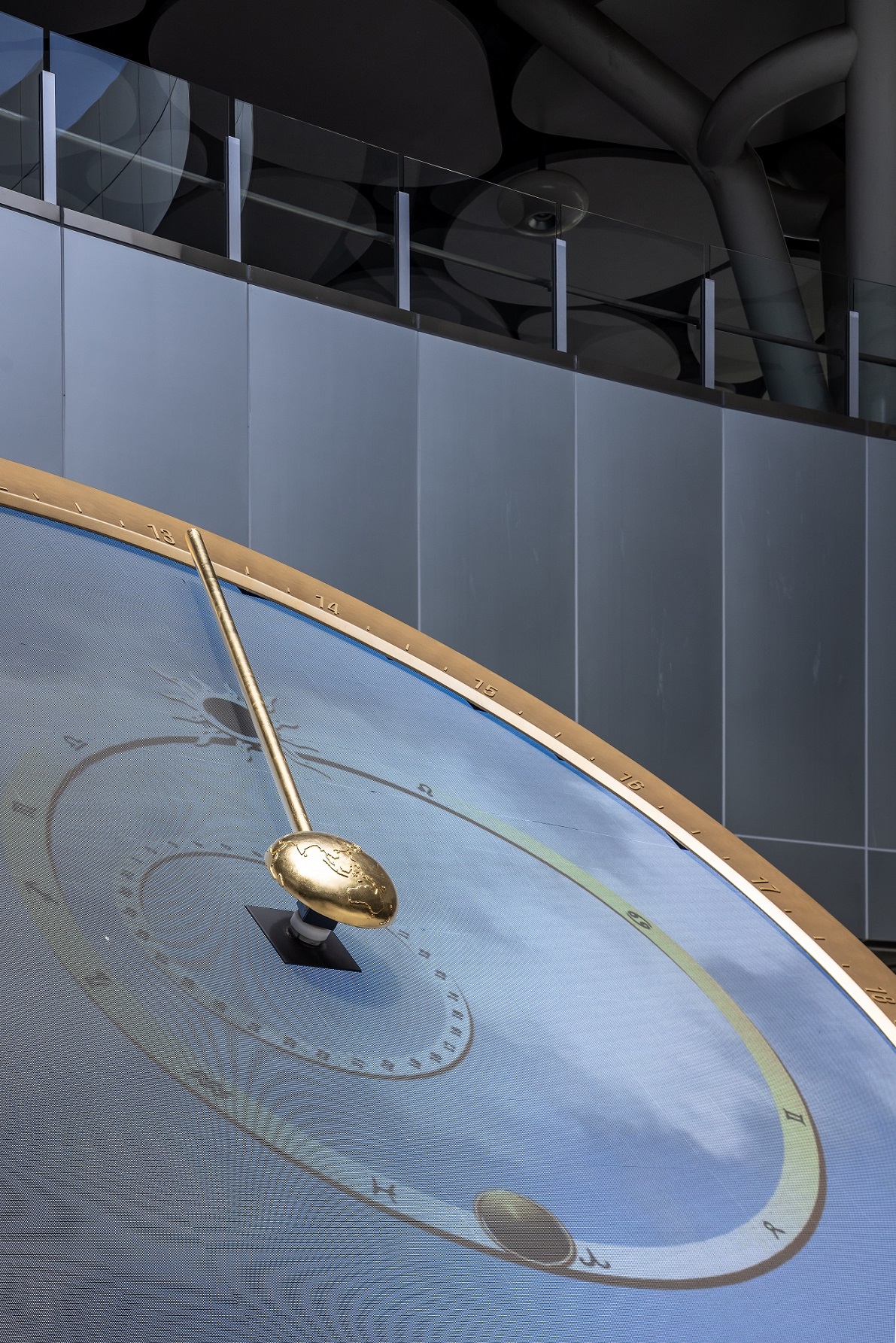 創利空間參與《高雄車站共感空間》公共藝術計畫，擔任視覺科技整合夥伴。於「看時間」天文鐘作品中提供技術指導，整合圓形LED鐘面與鐘體結構，在時間、天象星盤與空間氛圍間生動展演