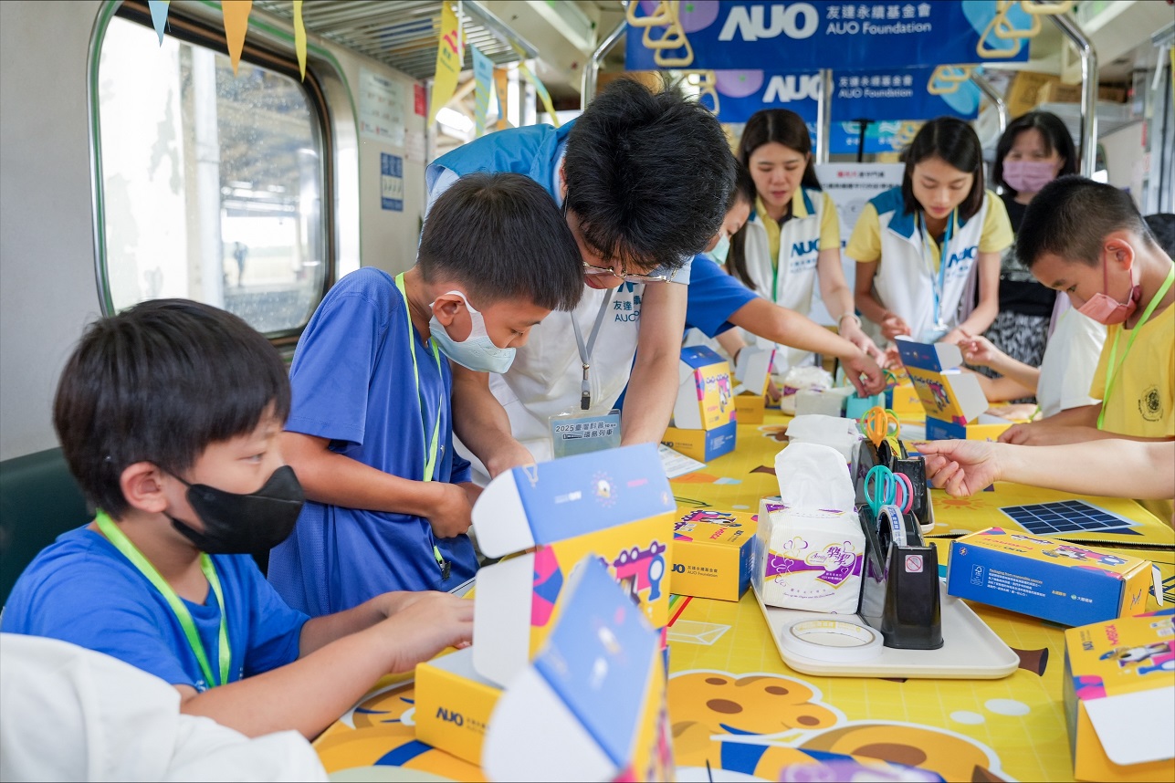 今年友達設計「光電、再生能源、水資源」三大課程主題，攜手供應鏈夥伴默克及大豐環保，以循環經濟理念開發創意教材