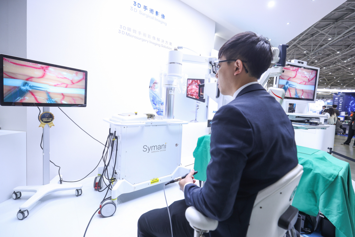 达擎推出〝3D显微手术影像解决方案〞，将3D影像技术从腹腔内视镜手术延伸至神经、血管、淋巴等高难度显微手术，提供超清晰立体视野，协助医疗团队在复杂手术中完成精准细腻操作。