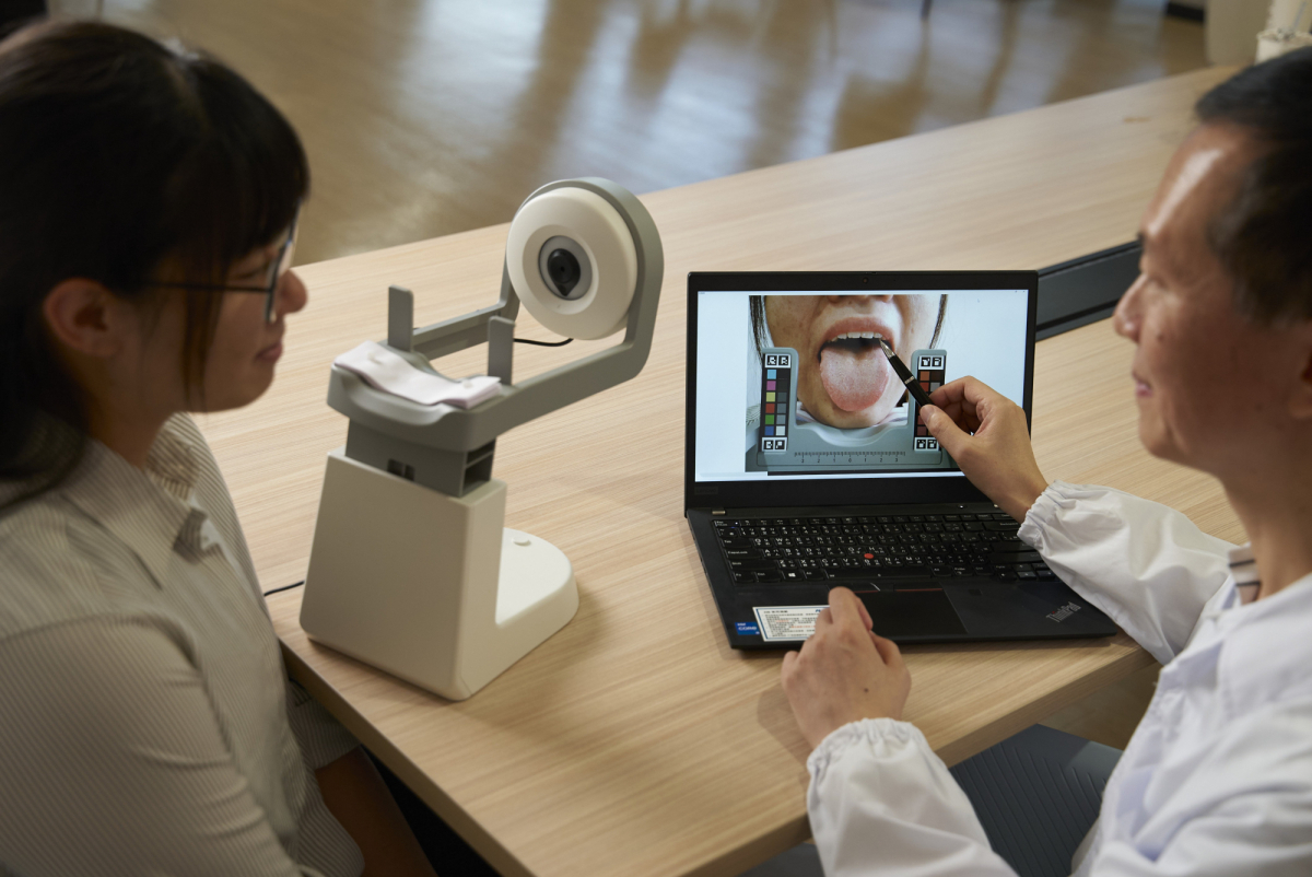 友達耘康的「舌象辨識軟體」則運用AI與大數據技術，可快速辨識舌色、舌形、苔色、苔質等特徵，顯著提升舌象辨識效率，優化檢測流程。