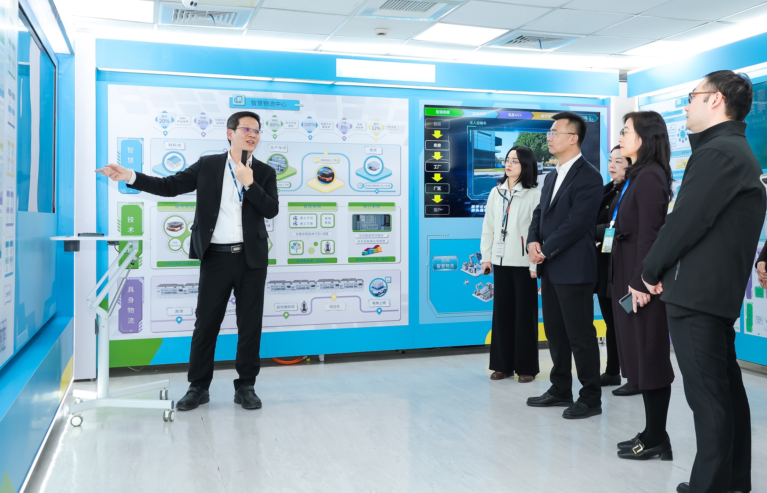 ks凯时苏州展示&rdquo;智能体&rdquo;在工业场景的深度应用，与&rdquo;具身智能&rdquo;在生产场景的创新整合，全面升级生产与管理流程，构建全链路智能制造体系，打造柔性自主工厂