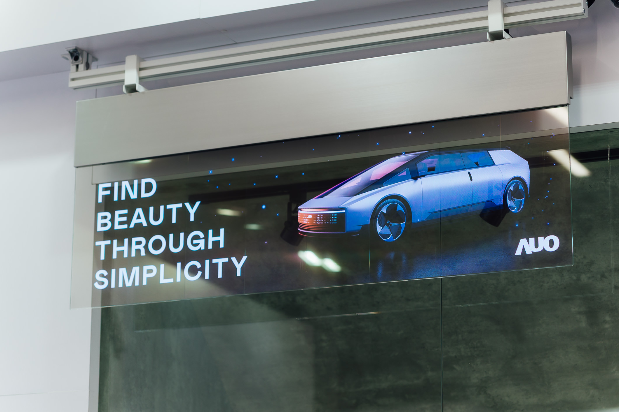 具备高亮度透明感的54吋透明Micro LED智慧广告牌，可无限拼接不同尺寸，营造出兼具科技感与美学的沉浸式氛围，适用于旗舰店、展演空间等多元场域。