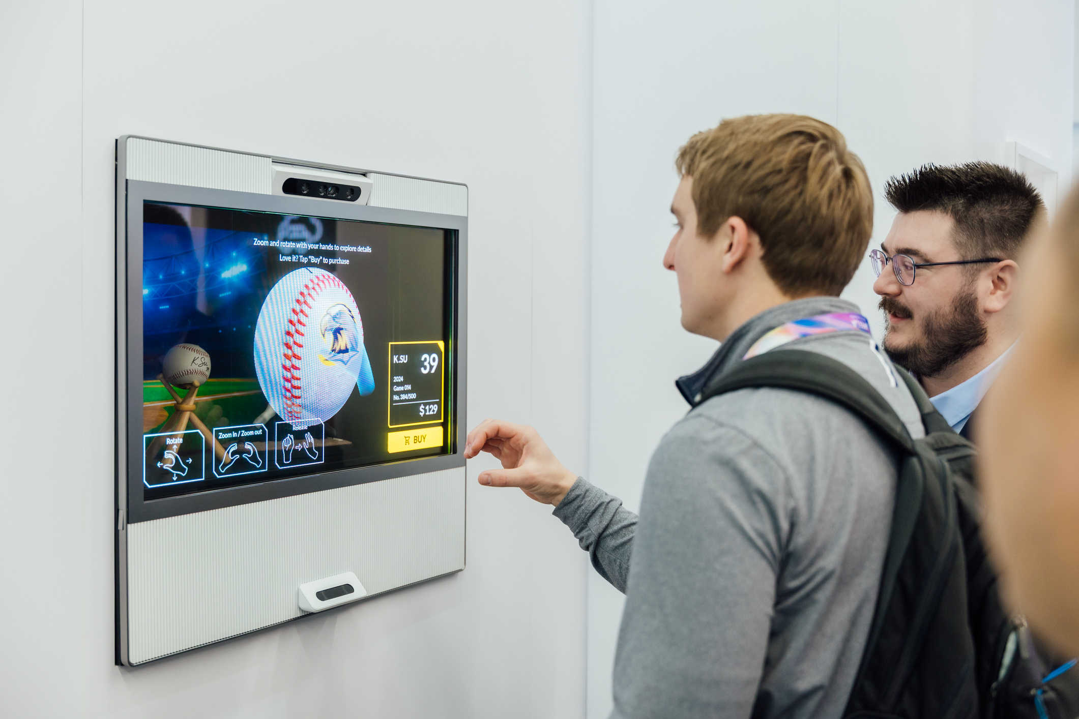 ks凯时智慧行动透过专属展间，与客户深度聚焦，密切探讨产品协作共创的机会与落地的可能性，激发人车互动的创新再进化，并结合输出国际的Micro LED前瞻技术跨界应用，揭开更多元精彩的应用情境。