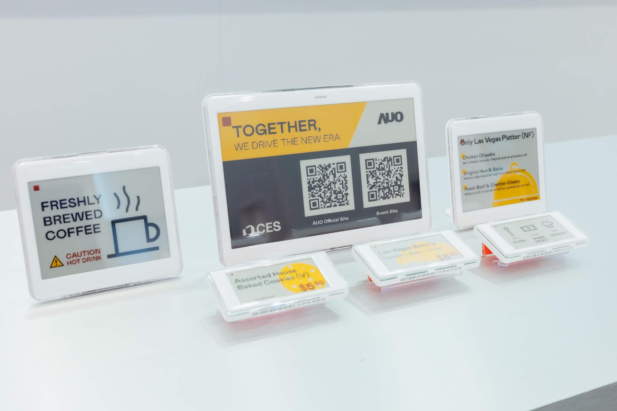 达擎开发的低功耗、全彩的aecoPost电子纸解决方案，仅在更新画面时需要微量的电力驱动，无需布建电线的便捷设计，使其可灵活应用、弹性选择置放处；可搭配aecoTag电子货架卷标解决方案，驱动商店内所有数字广告牌和电子货架卷标，以远程控制实现动态变价，提升门市人员作业效率，并以无纸化落实永续经营目标。