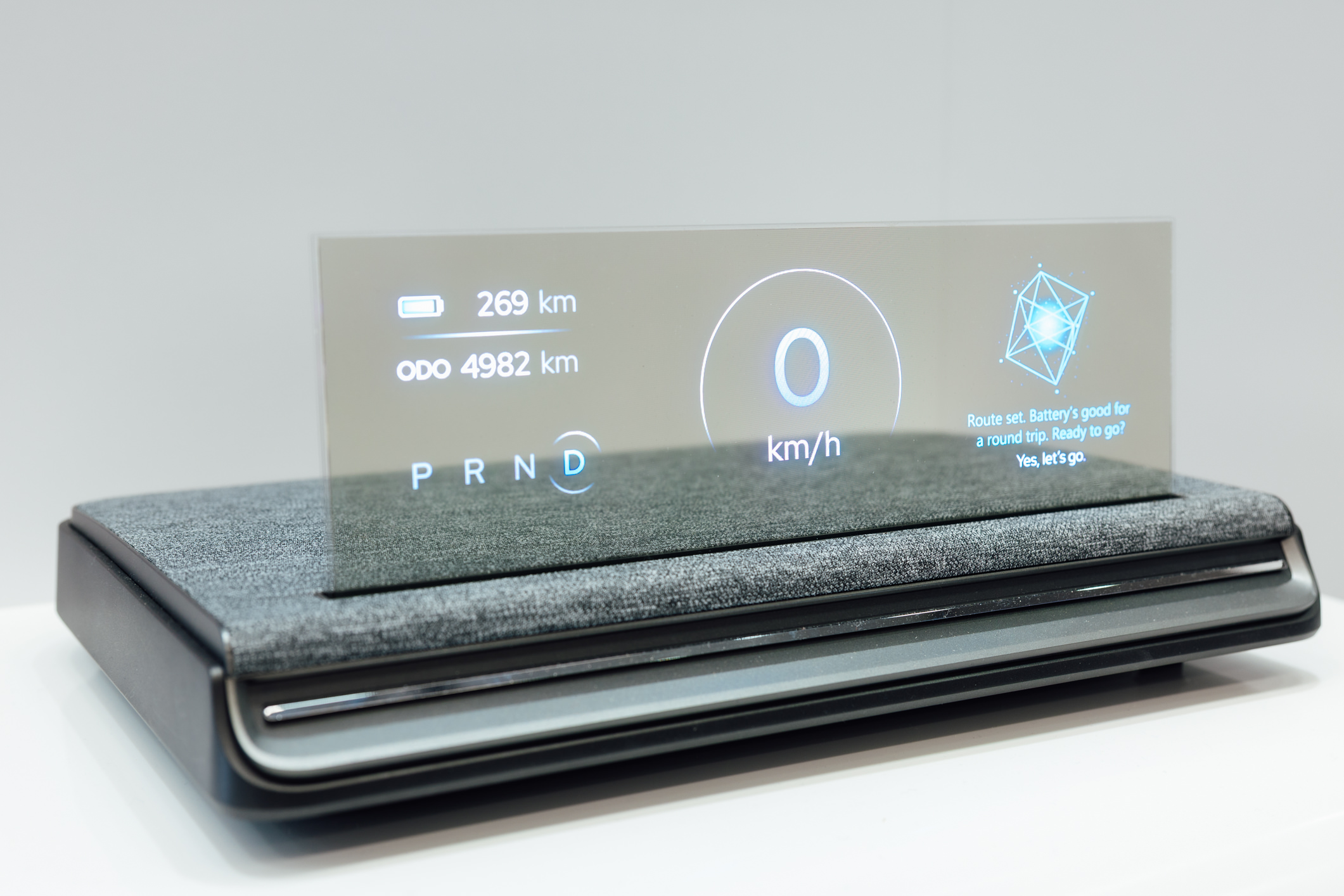 全球首款Aero Module透明Micro LED显示器模块外观轻盈通透，可与数字内容完美融合，提供动态显示、先进控制、个人化沉浸感受。