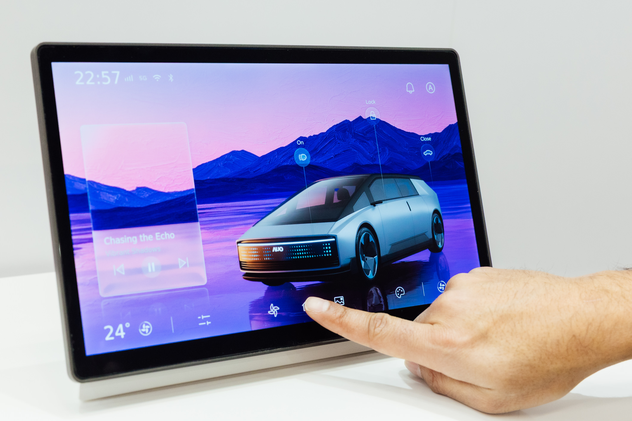 将先进抗反光技术导入于CID中控台呈现全时可视效果，并支持与座舱环境完美融合，带来清晰且不干扰的驾驶与座舱操作体验，兼容座舱质感与行车安全。