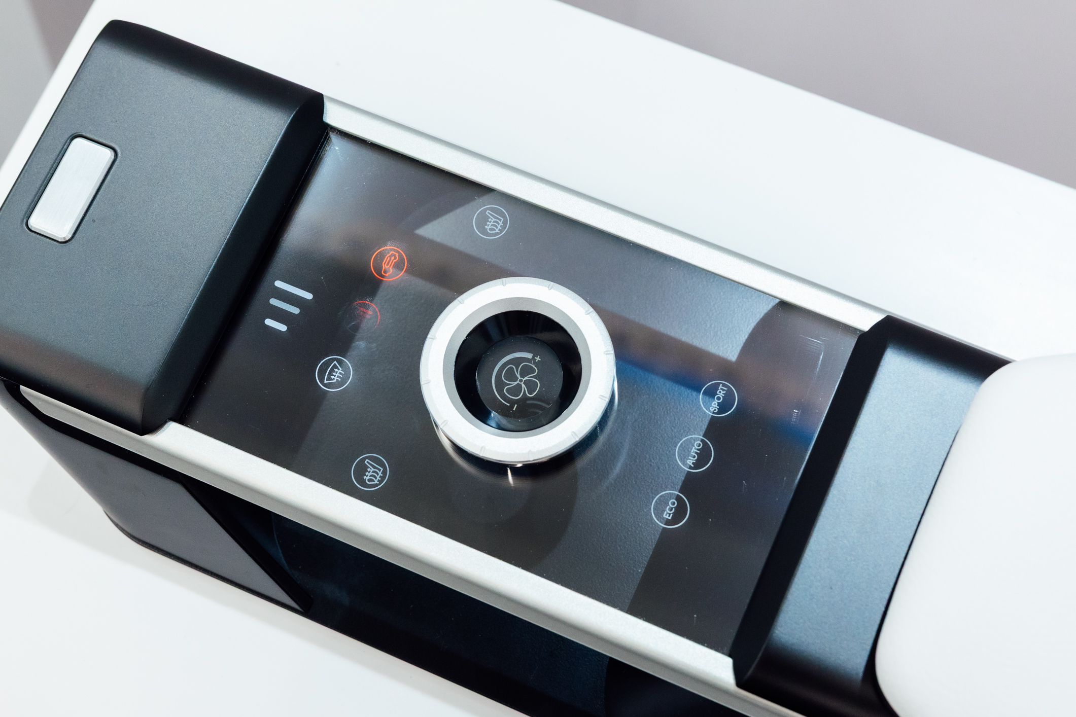 以极简设计打造的CrystalSense Console，为中央扶手区带来创新突破，将功能隐藏于简约的外观中，并采用悬浮式旋钮搭配玻璃面板与主动触觉回馈，仅在操作时才显现功能选单，提供直觉且可自定义的互动体验。